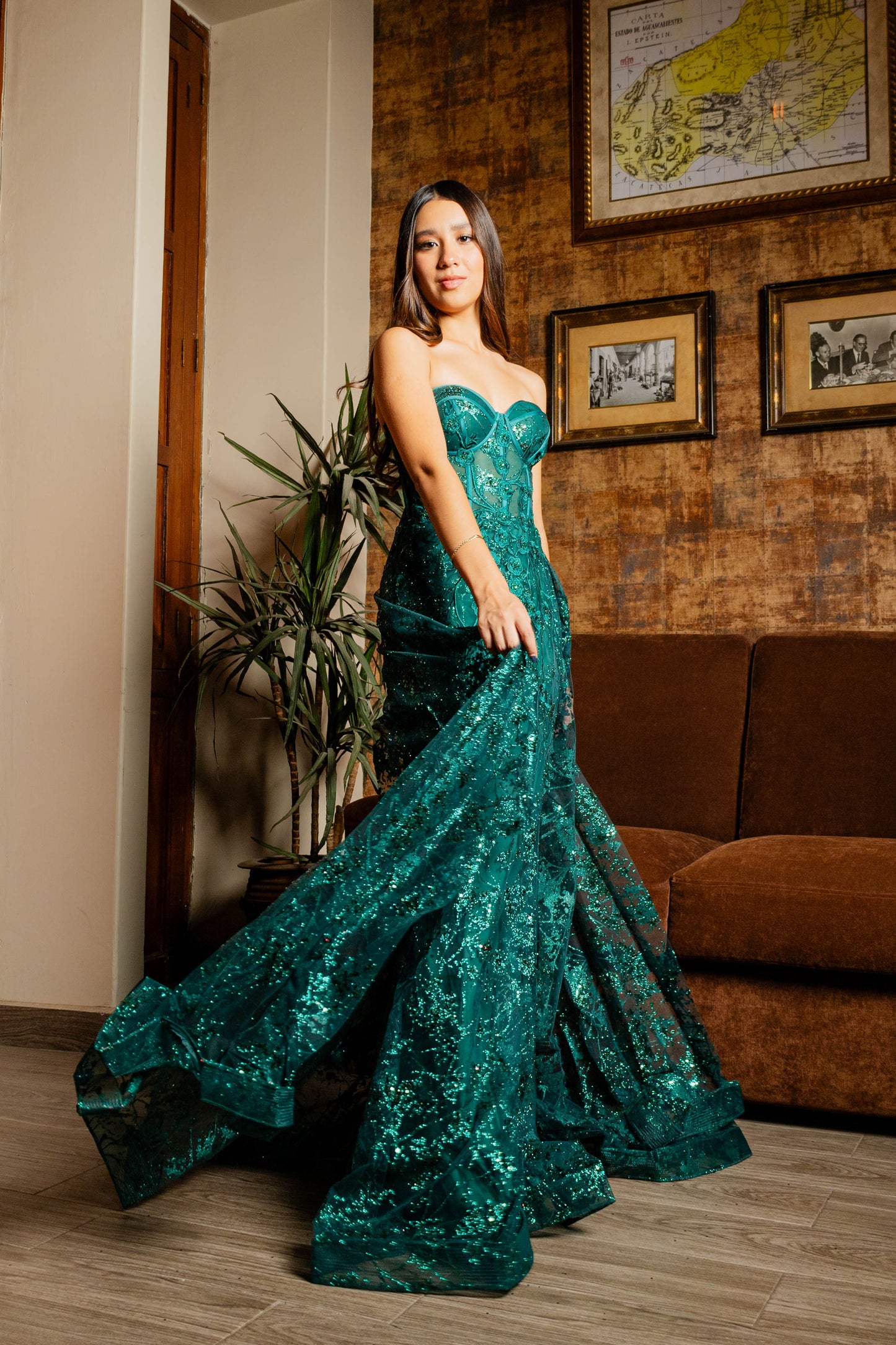 Vestido Ajustado de Encaje y Glitter con Escote en Corazón. Color Emerald