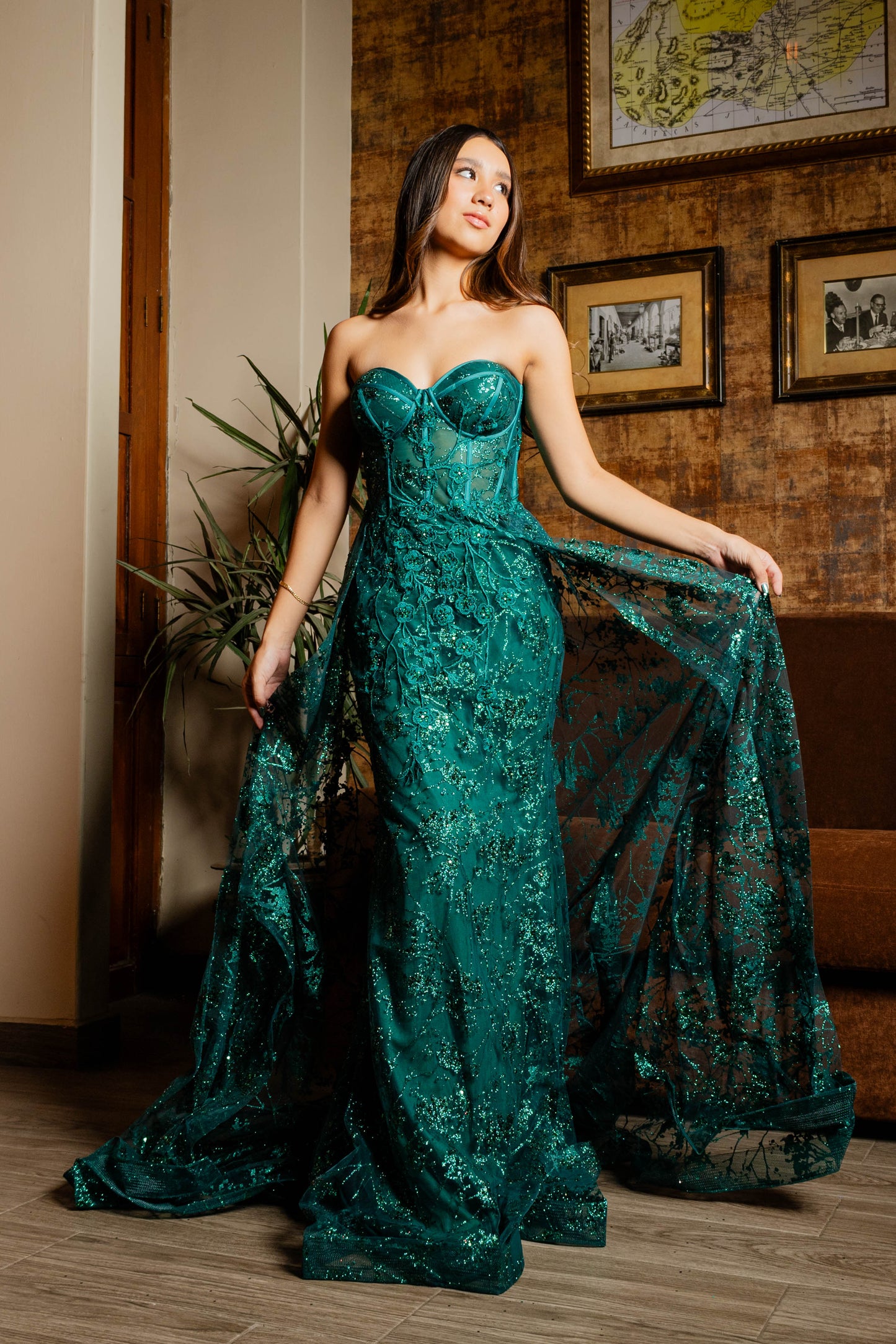 Vestido Ajustado de Encaje y Glitter con Escote en Corazón. Color Emerald