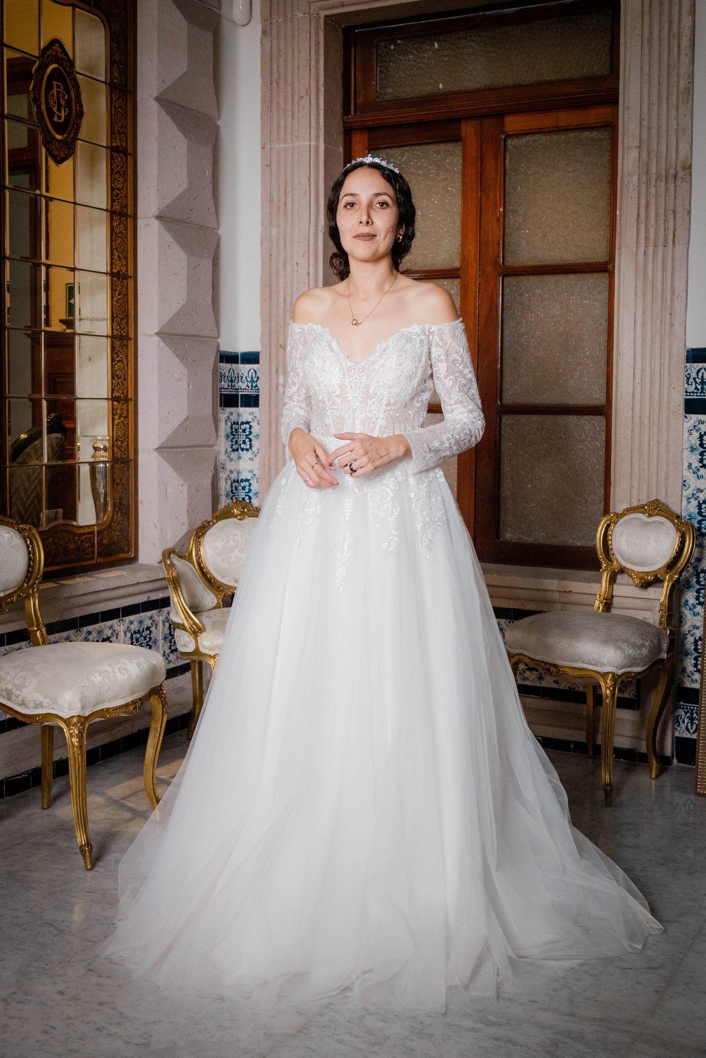 Vestido de Manga Larga, Hombros fuera y cuello en Forma de corazón.