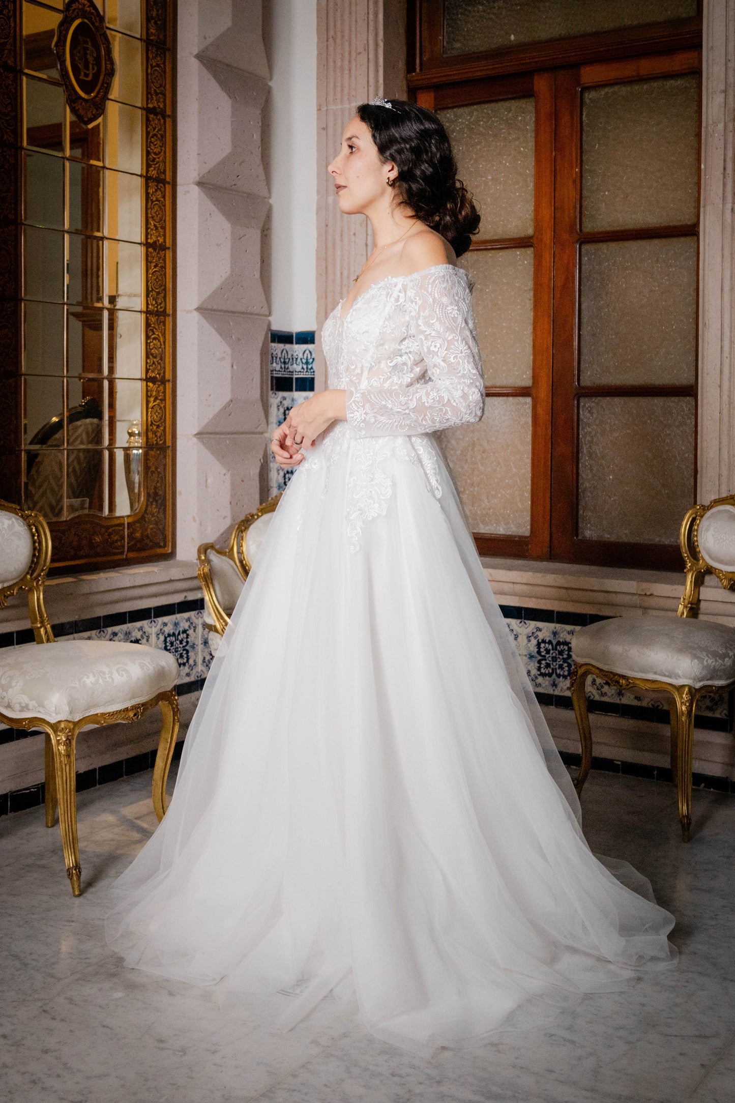 Vestido de Manga Larga, Hombros fuera y cuello en Forma de corazón.