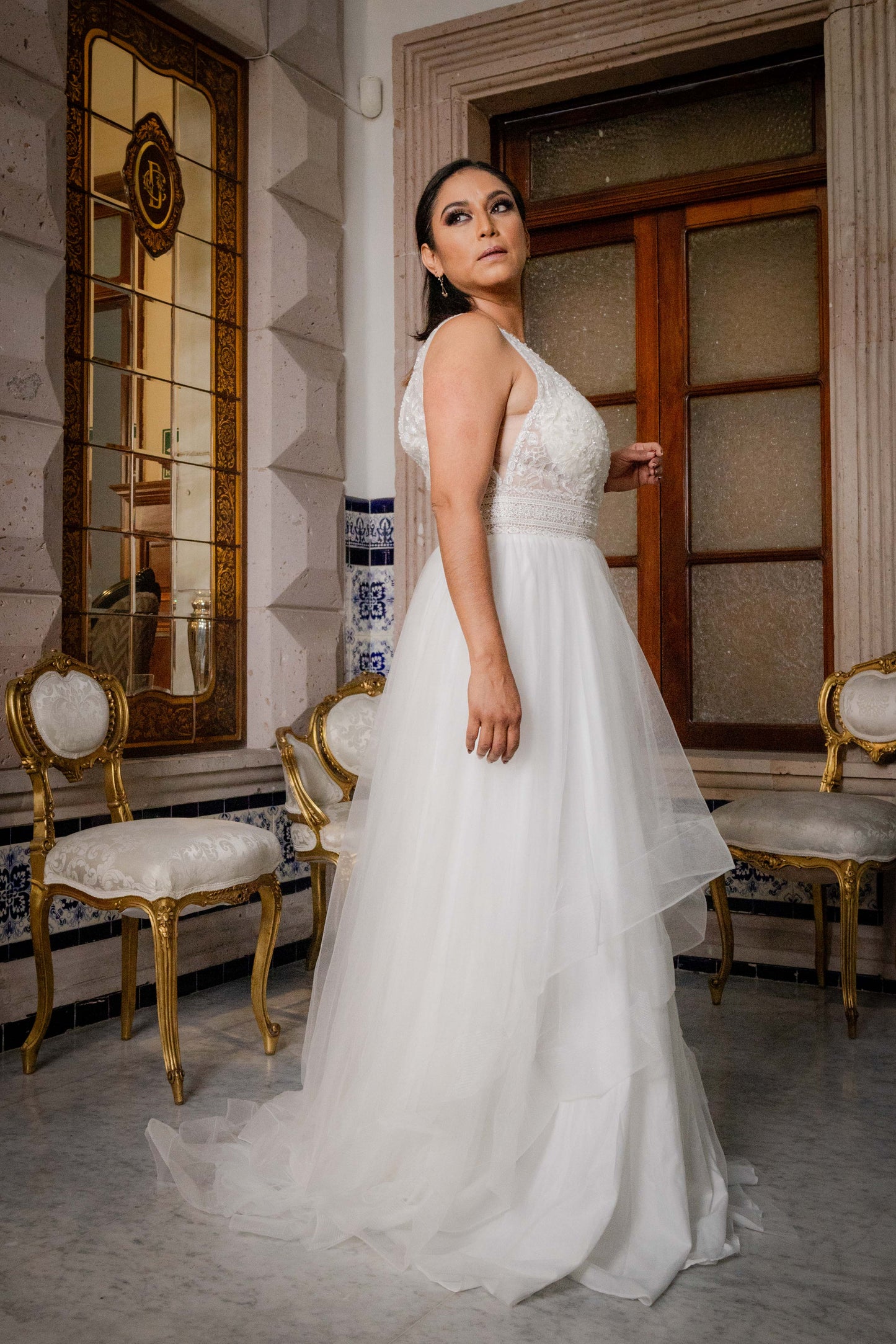 Vestido de Novia en  línea A con tul, bordado, encaje y  pedrería