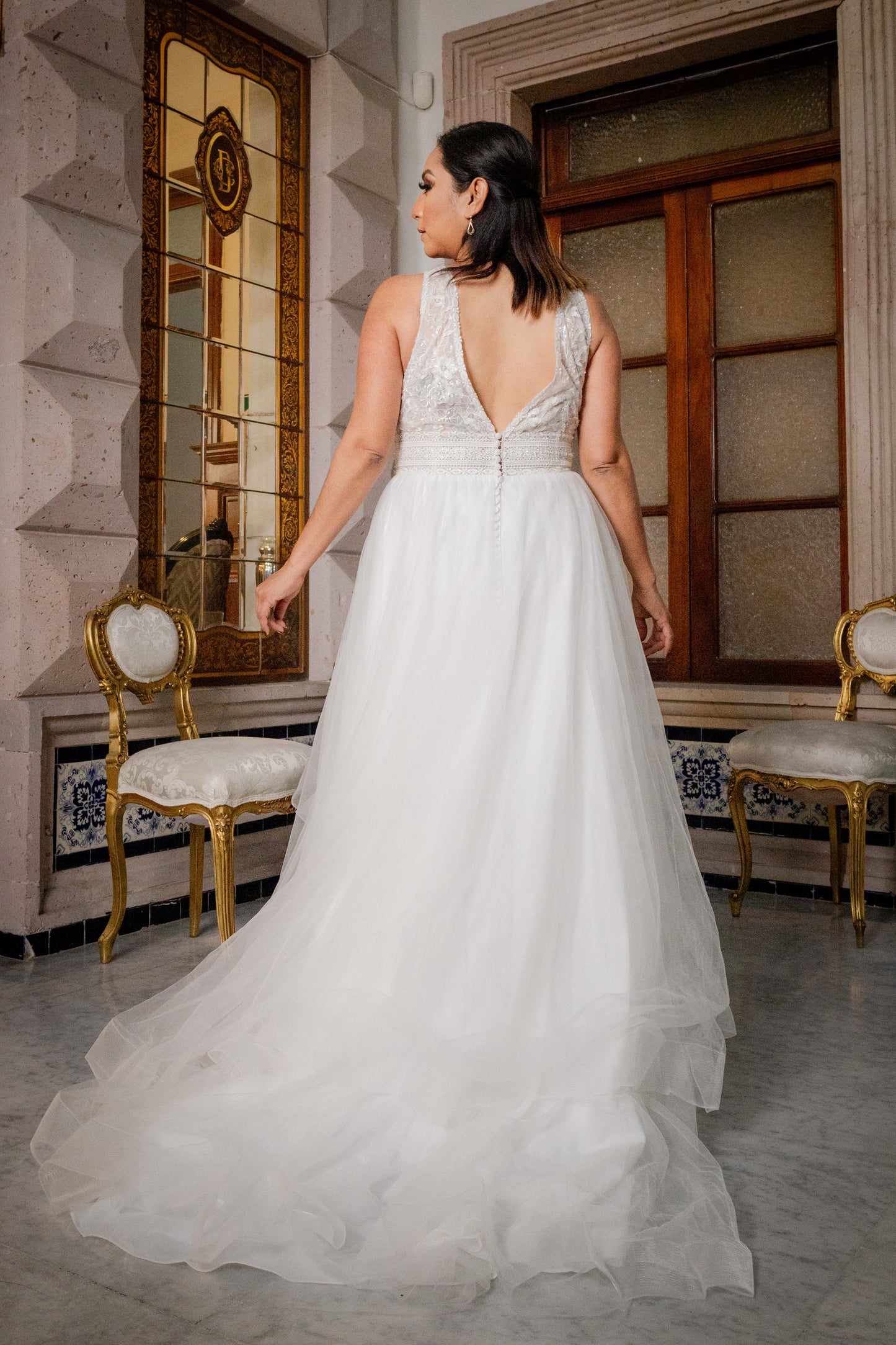 Vestido de Novia en  línea A con tul, bordado, encaje y  pedrería