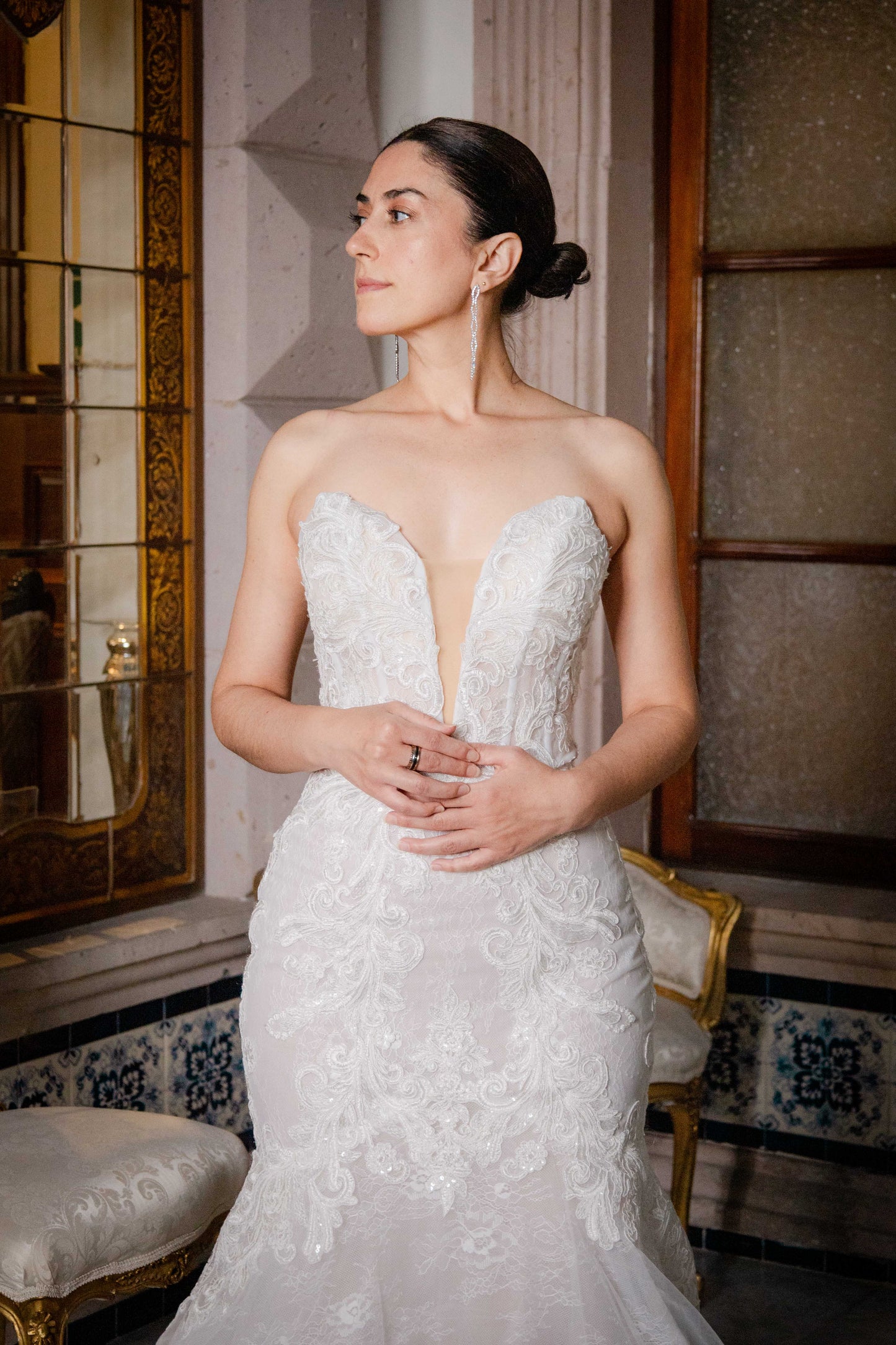 Vestido de novia con encaje sin tirantes y escote profundo