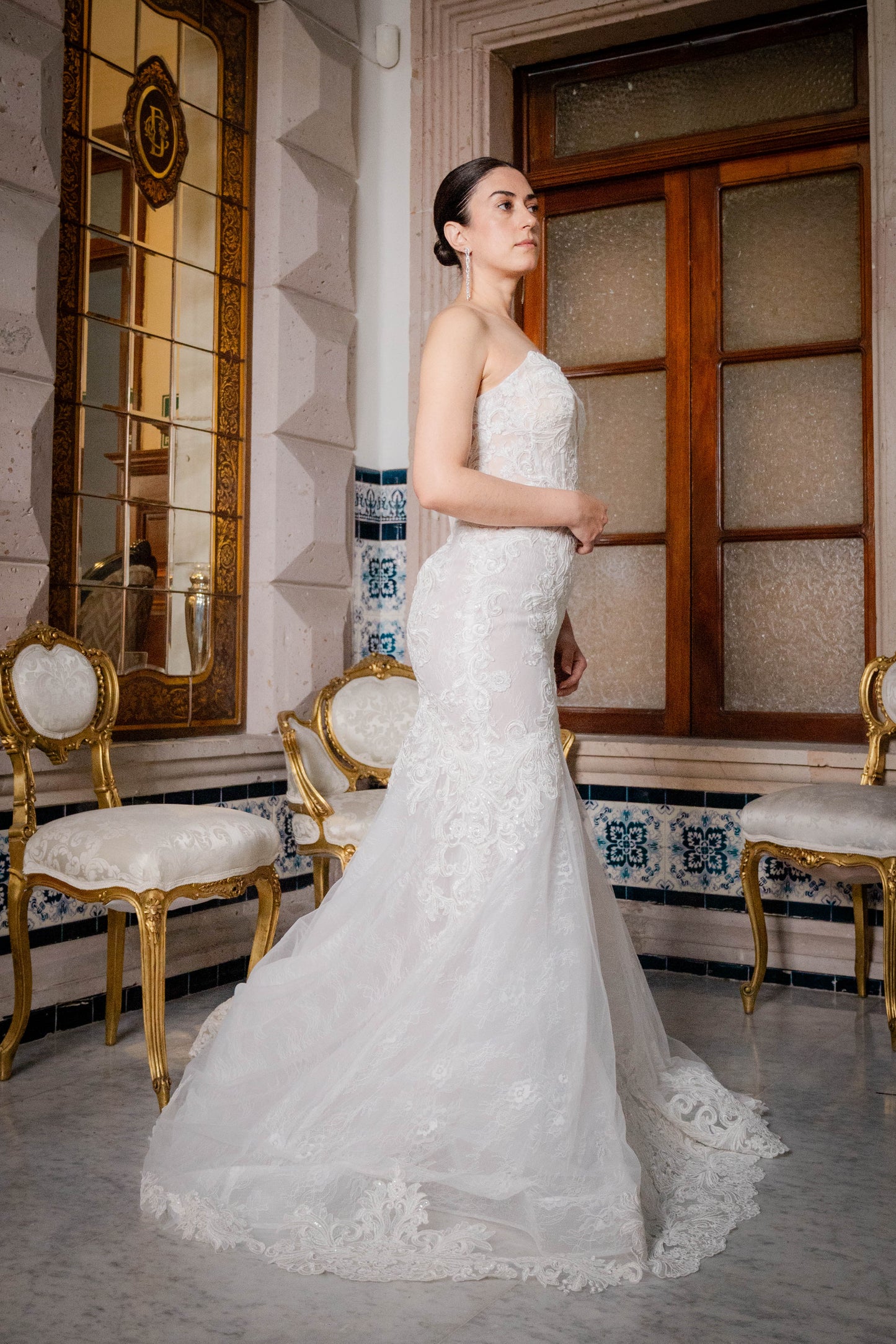 Vestido de novia con encaje sin tirantes y escote profundo