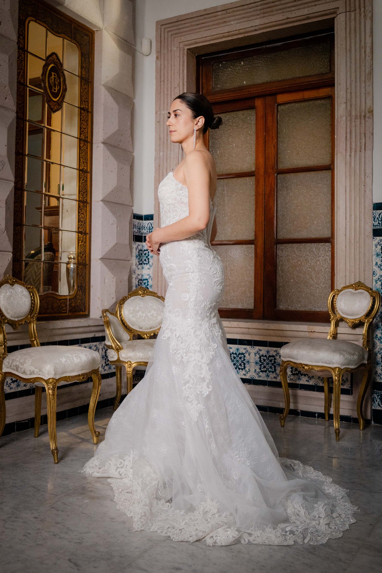 Vestido de novia con encaje sin tirantes y escote profundo