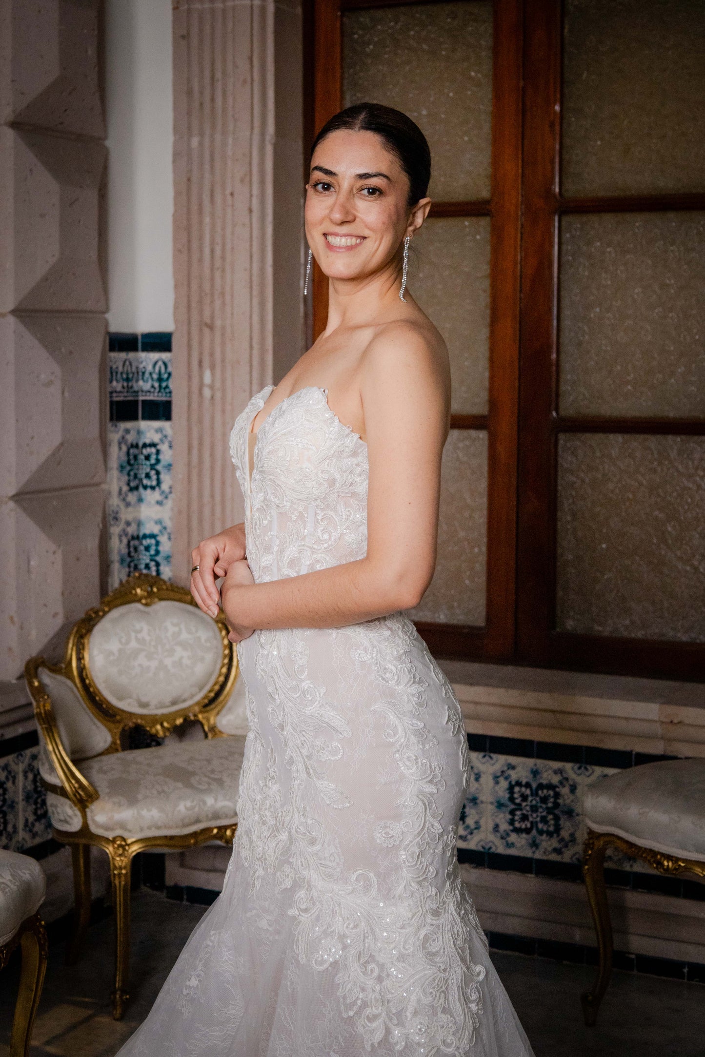 Vestido de novia con encaje sin tirantes y escote profundo
