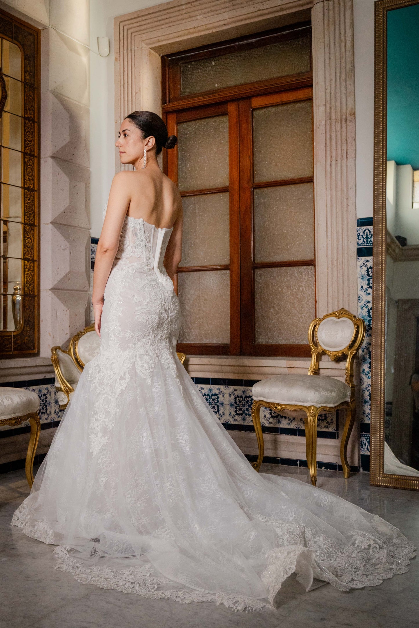 Vestido de novia con encaje sin tirantes y escote profundo