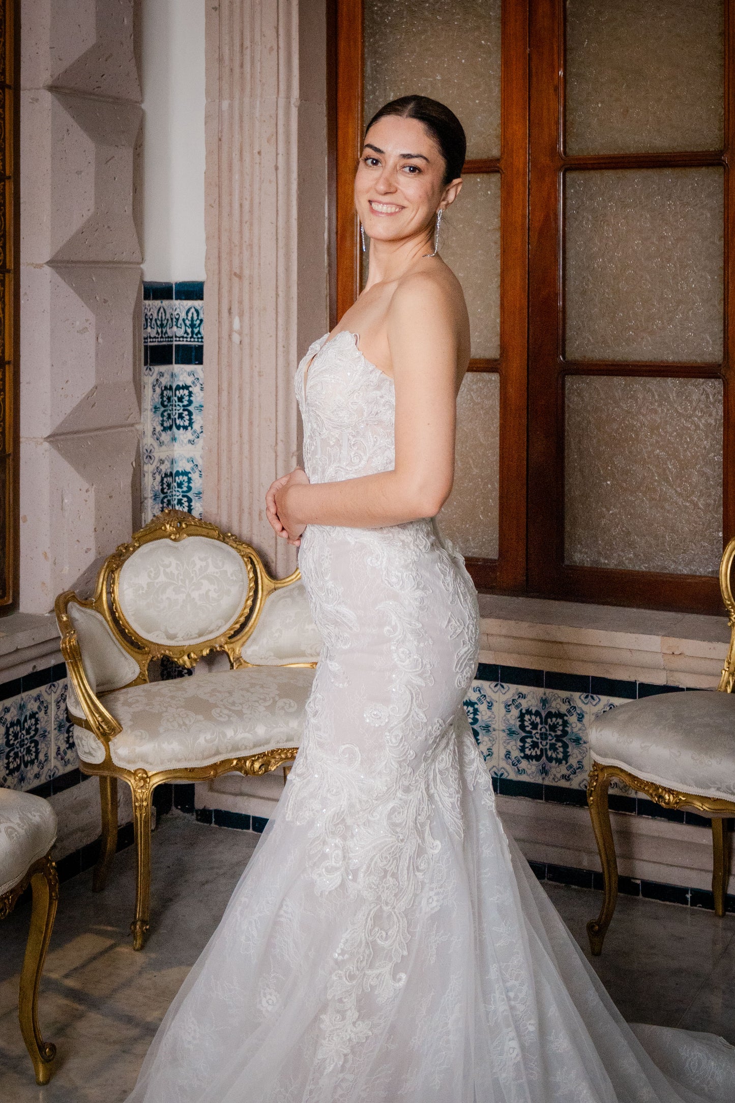 Vestido de novia con encaje sin tirantes y escote profundo