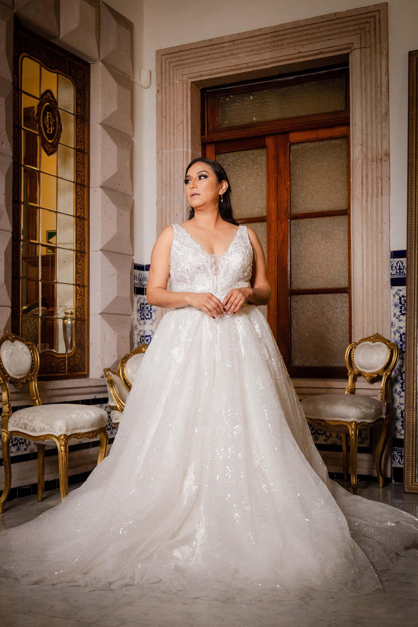 Vestido de Novia cuello redondo, sin mangas.