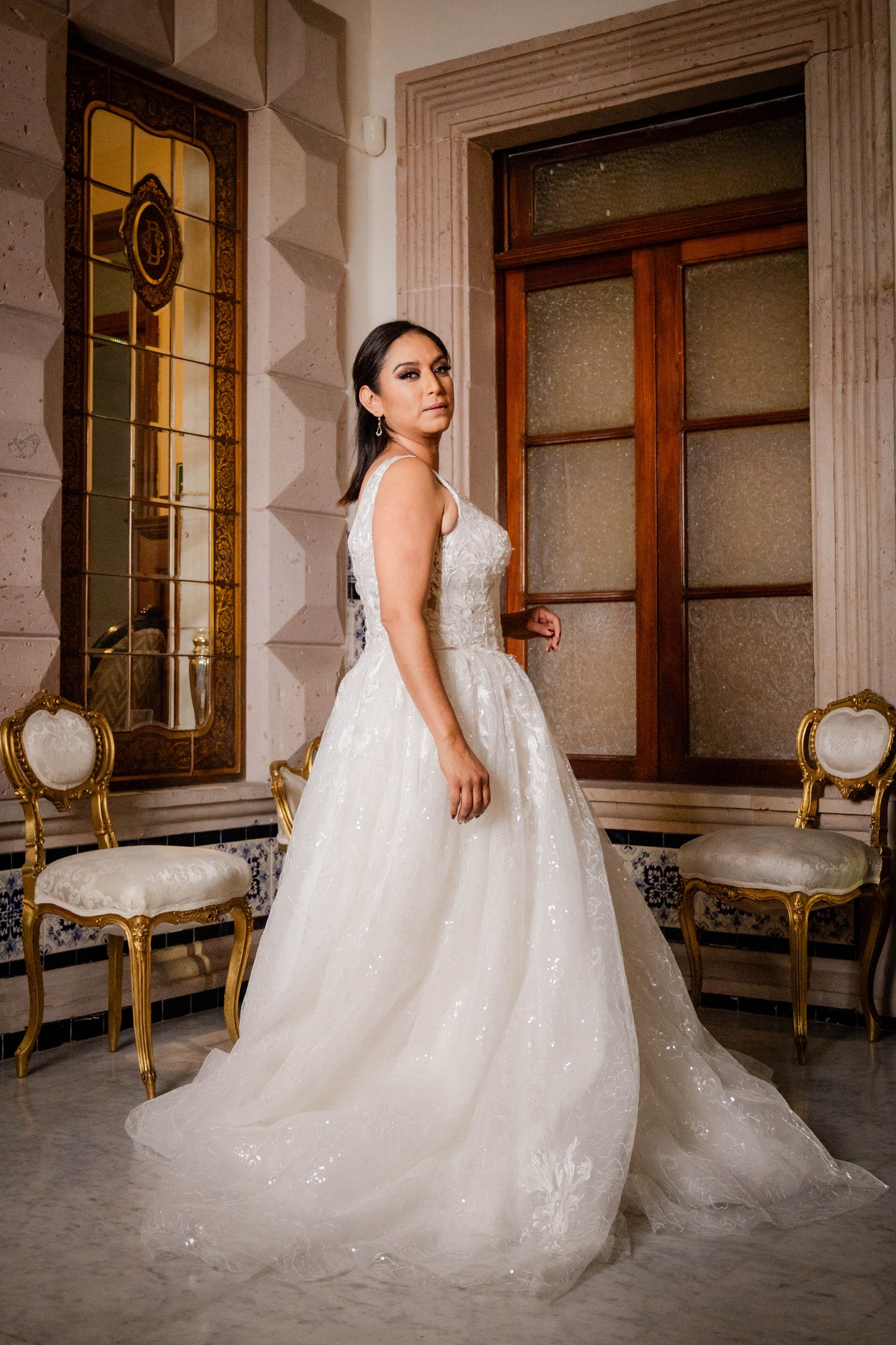 Vestido de Novia cuello redondo, sin mangas.