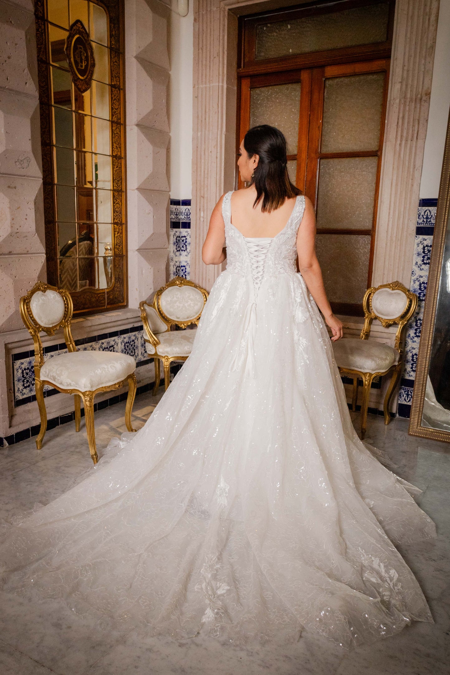 Vestido de Novia cuello redondo, sin mangas.