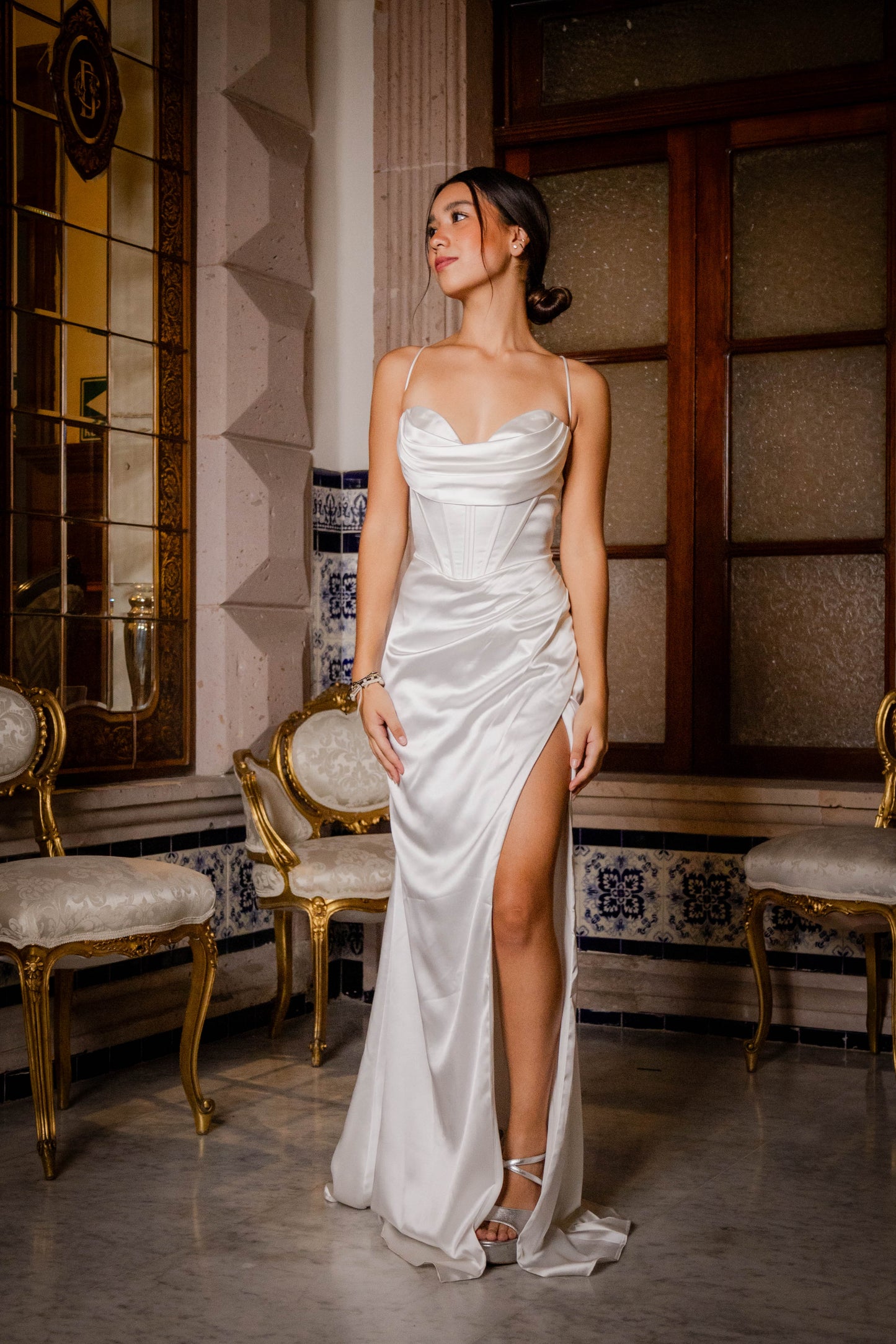 Vestido de novia de satén con capucha