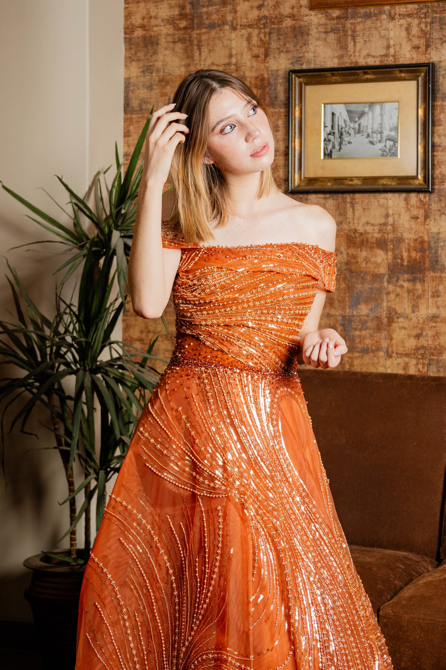 Vestido de Noche corte en A color Sienna con detalles en Plateado.