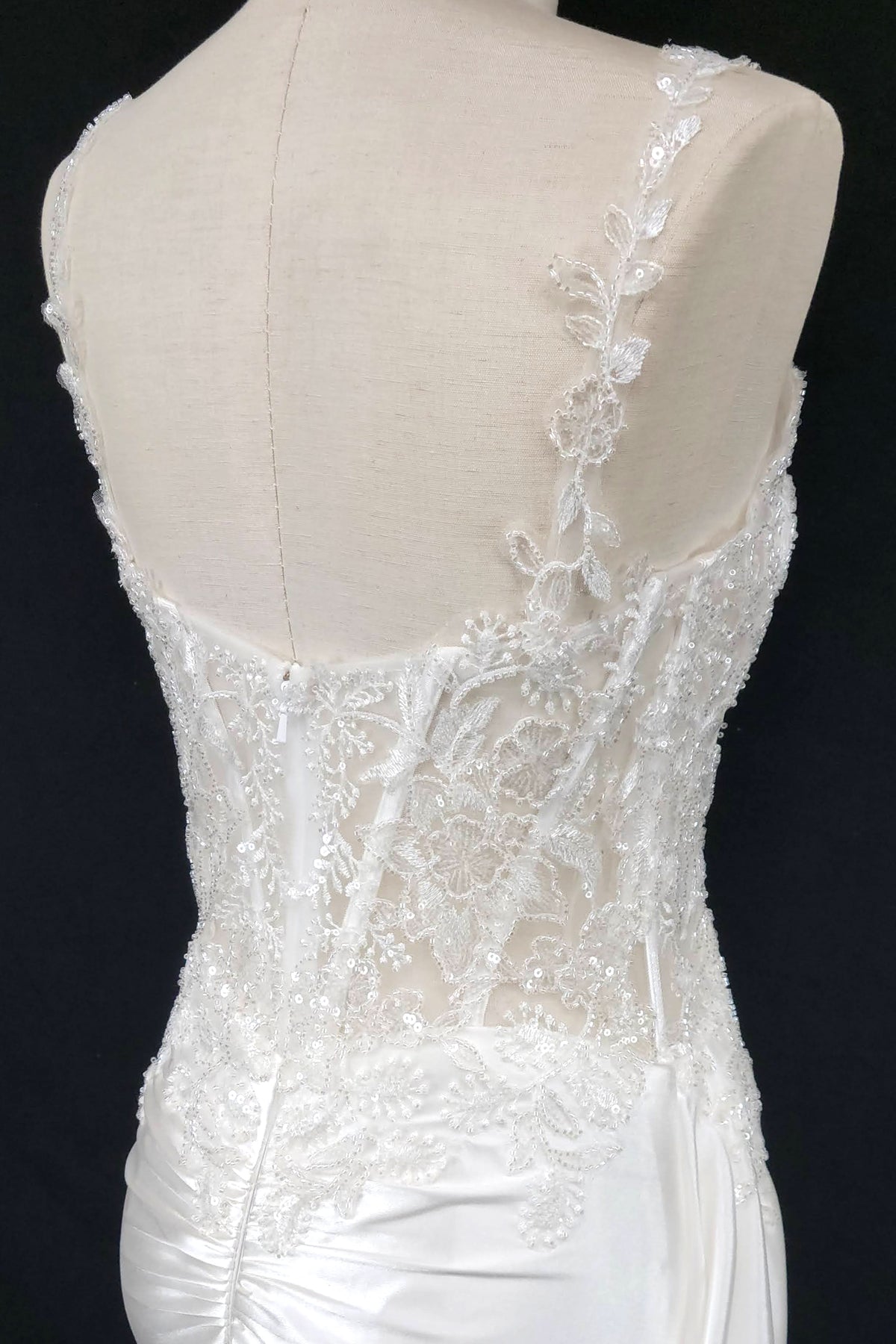 Vestido de Novia Ajustado Recto con Banda Lateral y Cauda, Con Tirantes, Escote Redondo, con Detalles de Bordado y Drapeado, Color White