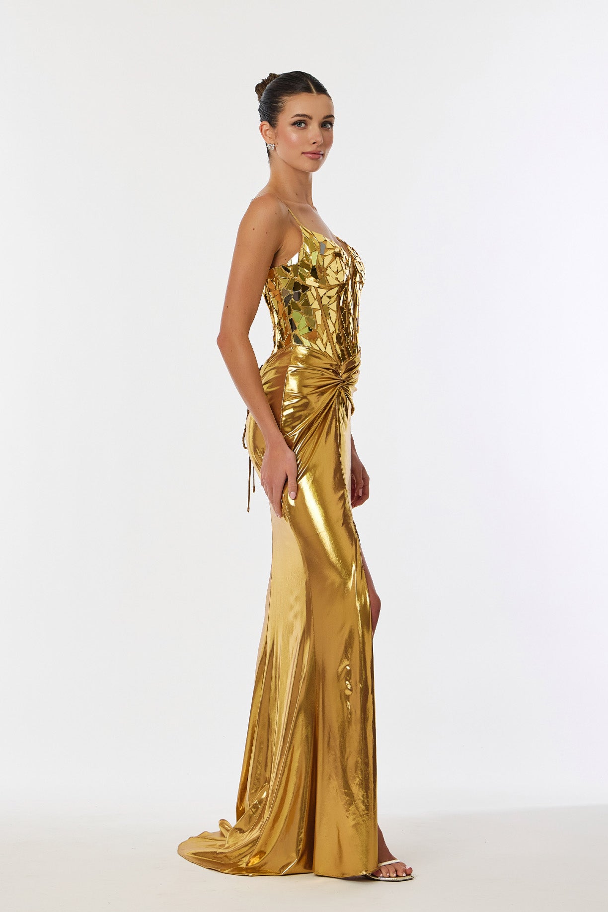 Vestido Metalizado de Satén Elástico con Cuentas en Corpiño, Color Gold