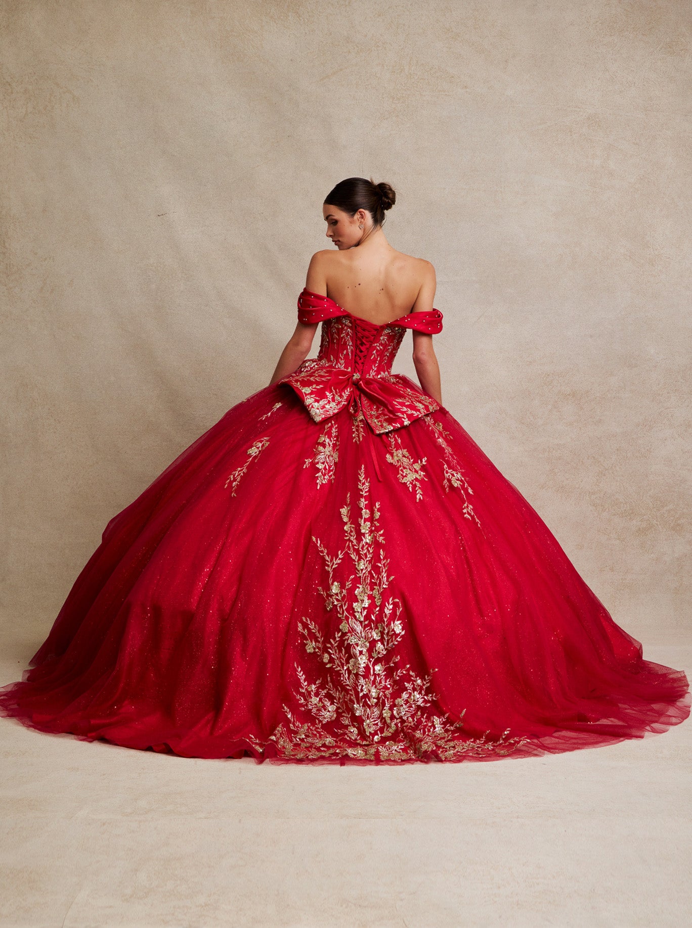 Vestido de Fiesta con Hombros Descubiertos de Encaje Bordado con Brillos Cristales y Lentejuelas, Color Red Gold