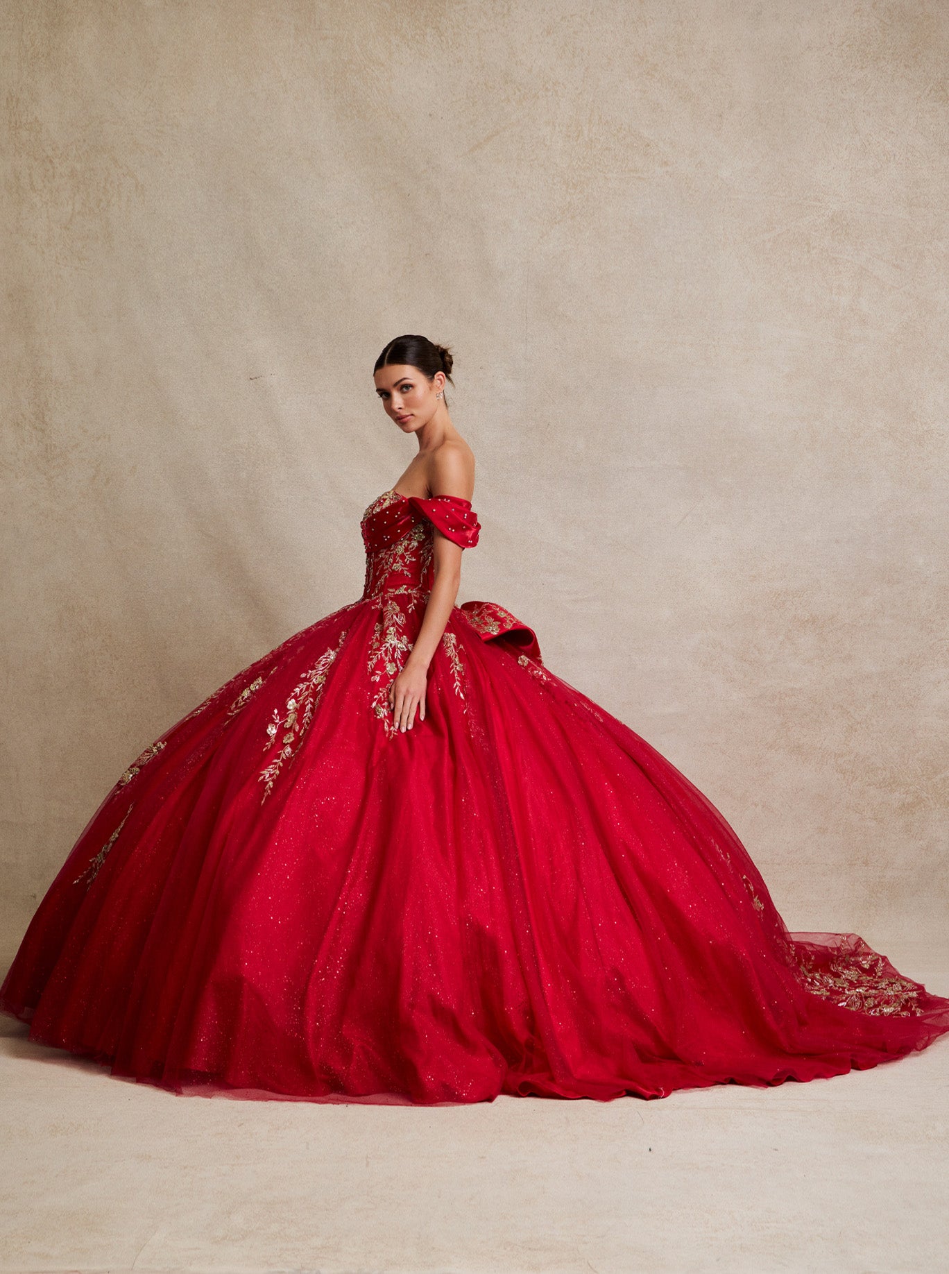 Vestido de Fiesta con Hombros Descubiertos de Encaje Bordado con Brillos Cristales y Lentejuelas, Color Red Gold