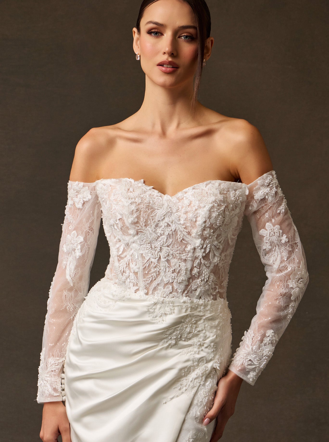 Vestido de Novia de Satén y Tul, con Hombros Descubiertos, Manga Larga y Escote Corazón. Color Off White