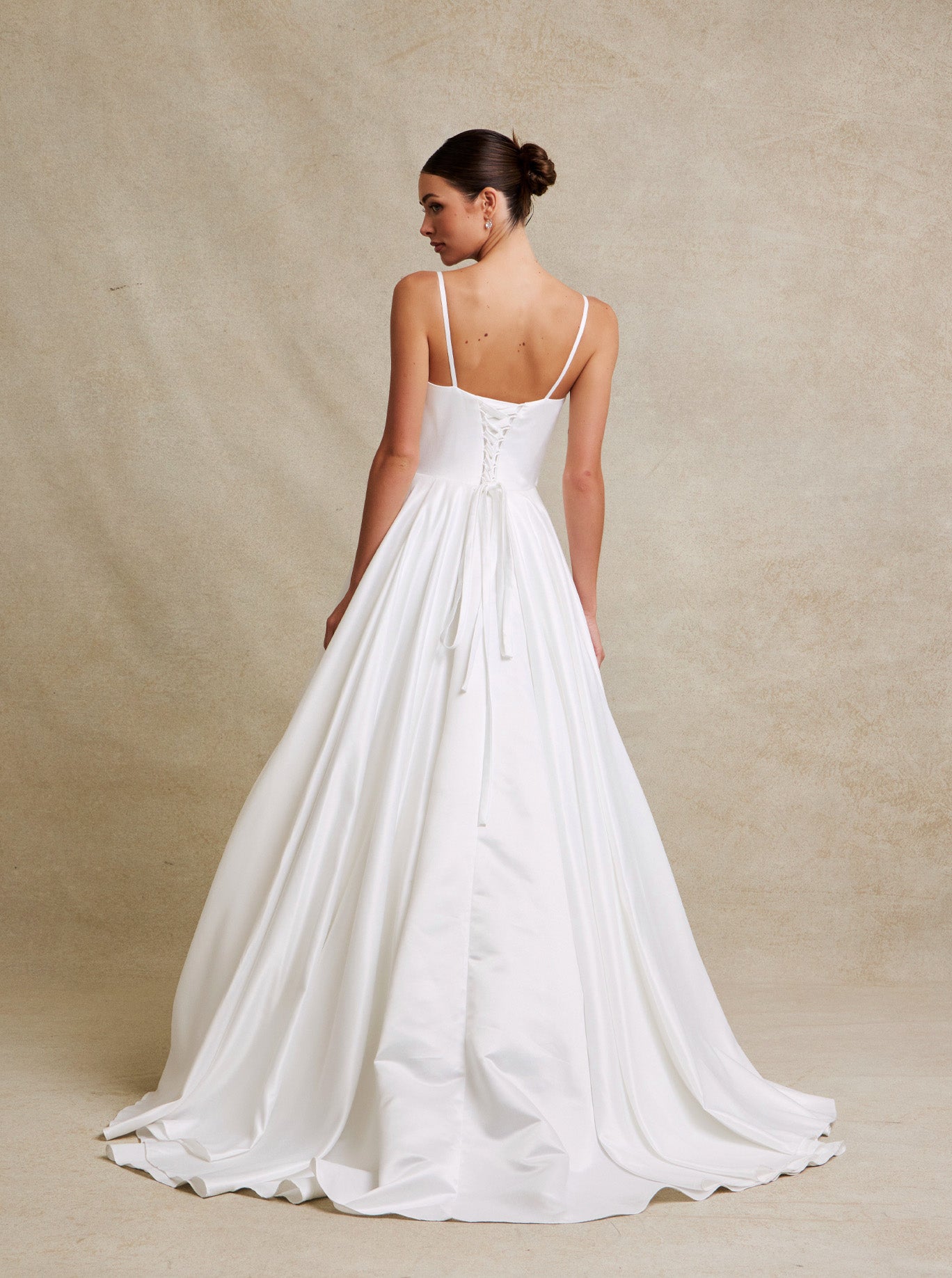Vestido de Novia Corte en A de Satén yTul con Cuentas, Perlas y Lentejuelas, Color Off White