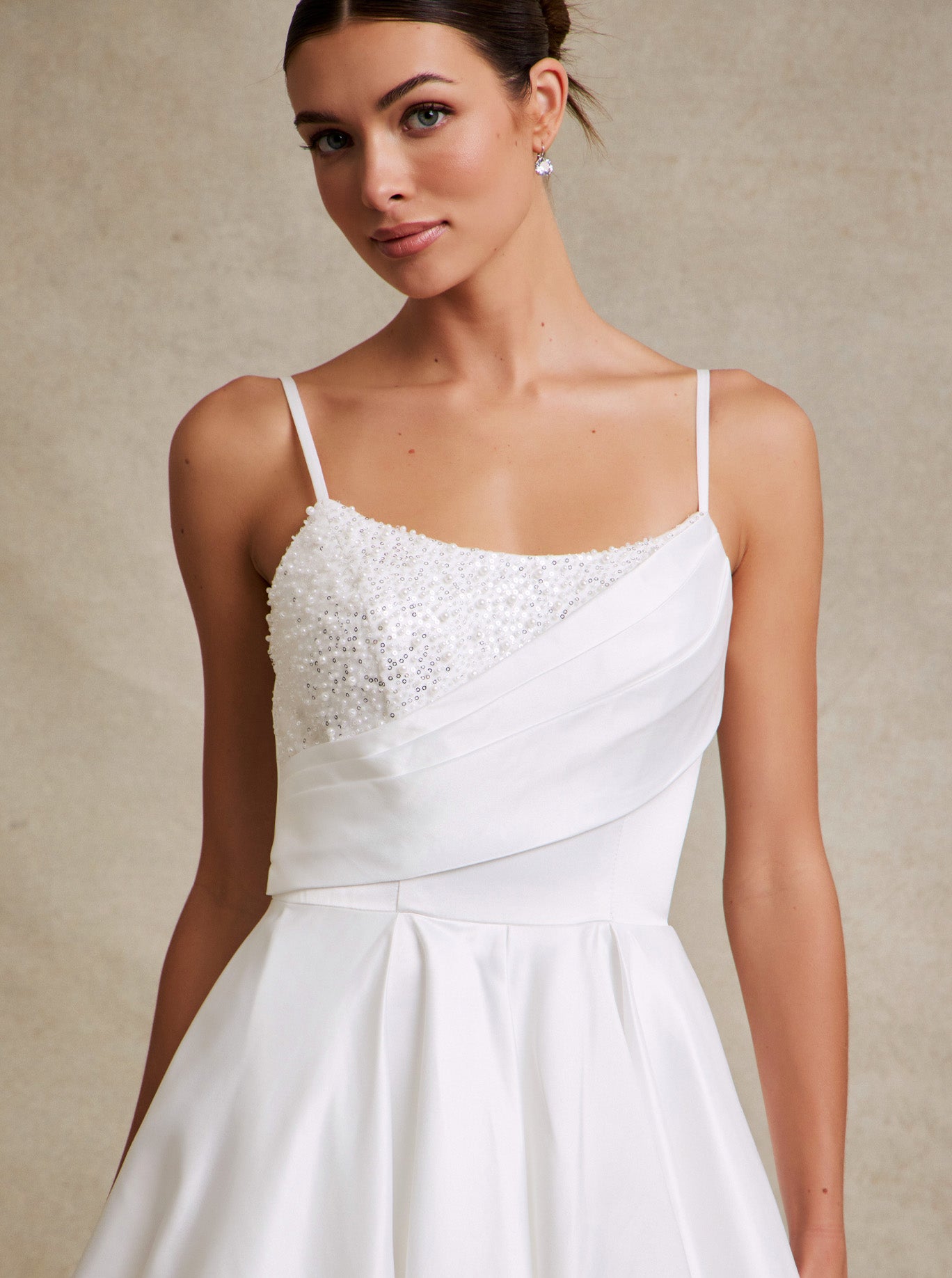 Vestido de Novia Corte en A de Satén yTul con Cuentas, Perlas y Lentejuelas, Color Off White