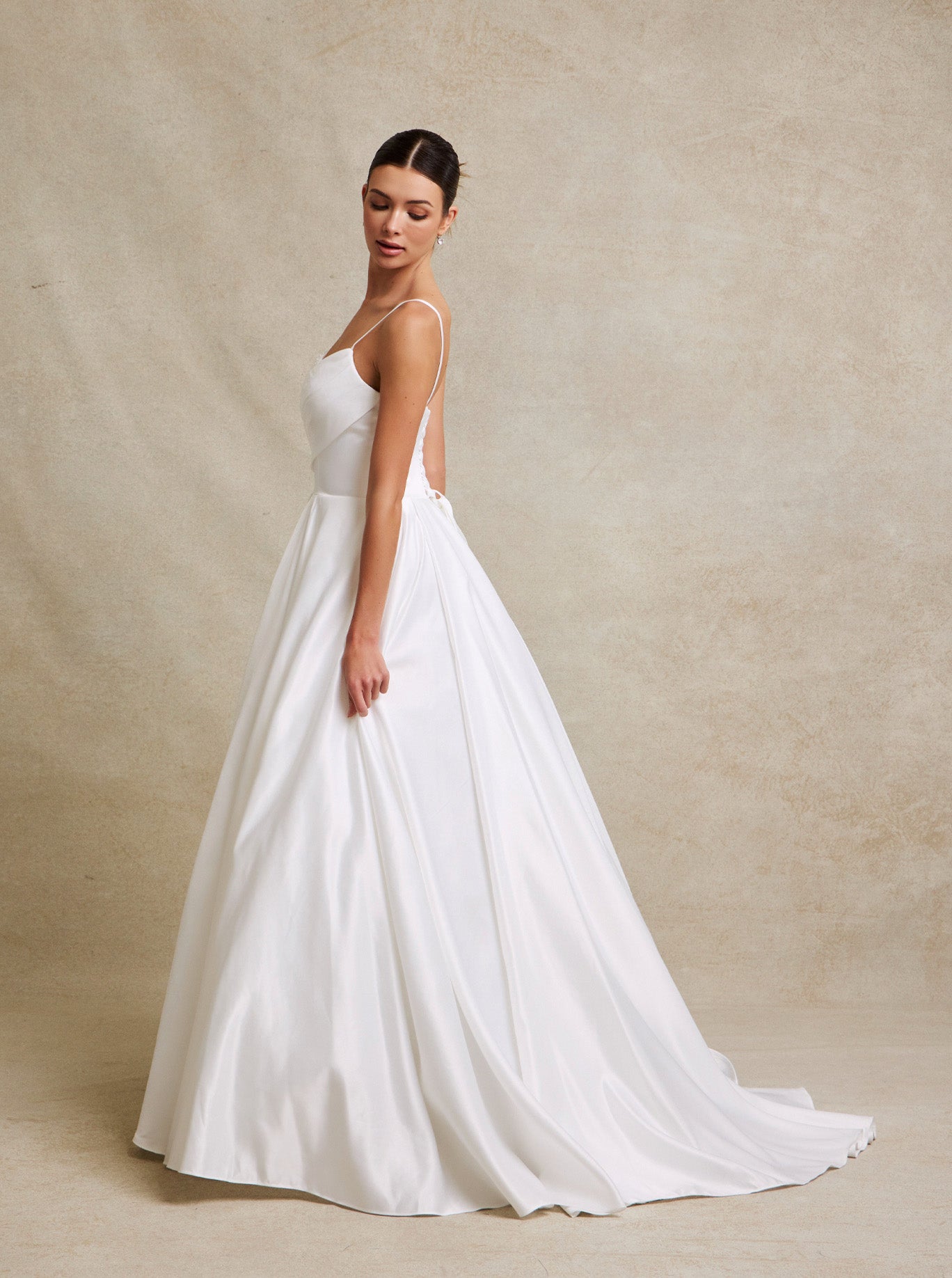 Vestido de Novia Corte en A de Satén yTul con Cuentas, Perlas y Lentejuelas, Color Off White