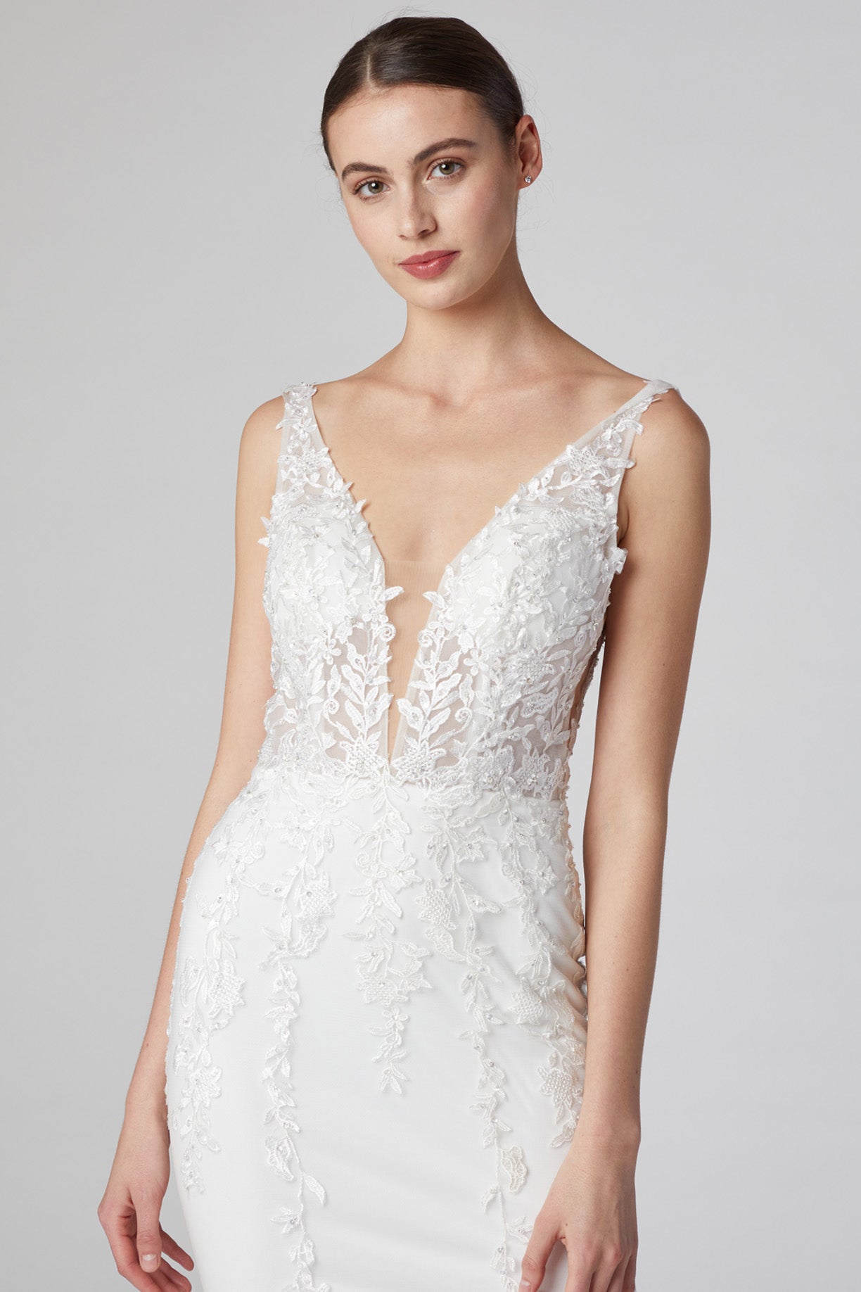 Vestido de Novia Corte Recto Cuello en V Aplicaciones en Encaje Color Off White