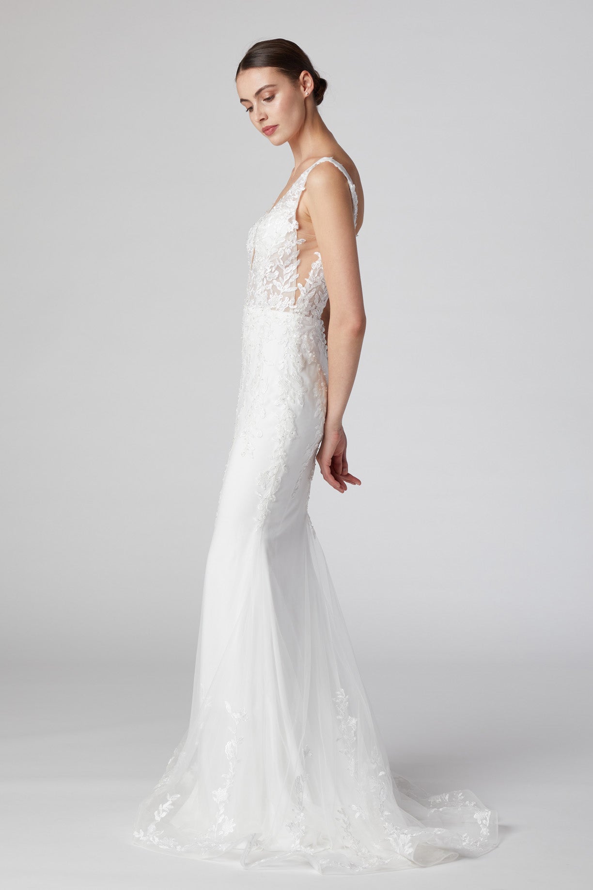 Vestido de Novia Corte Recto Cuello en V Aplicaciones en Encaje Color Off White