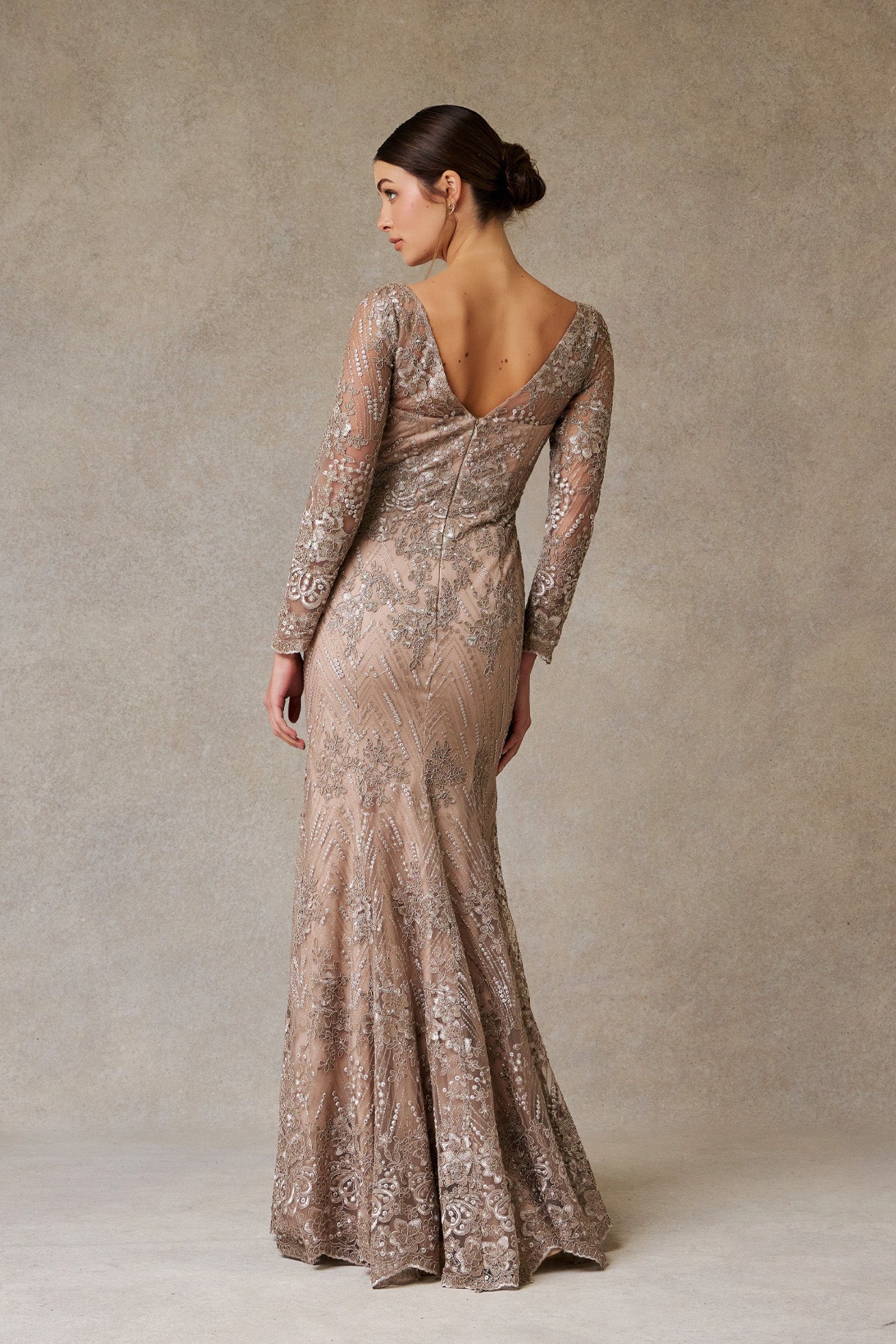 Vestido en Línea Recta con estampado de Encaje Color Taupe.