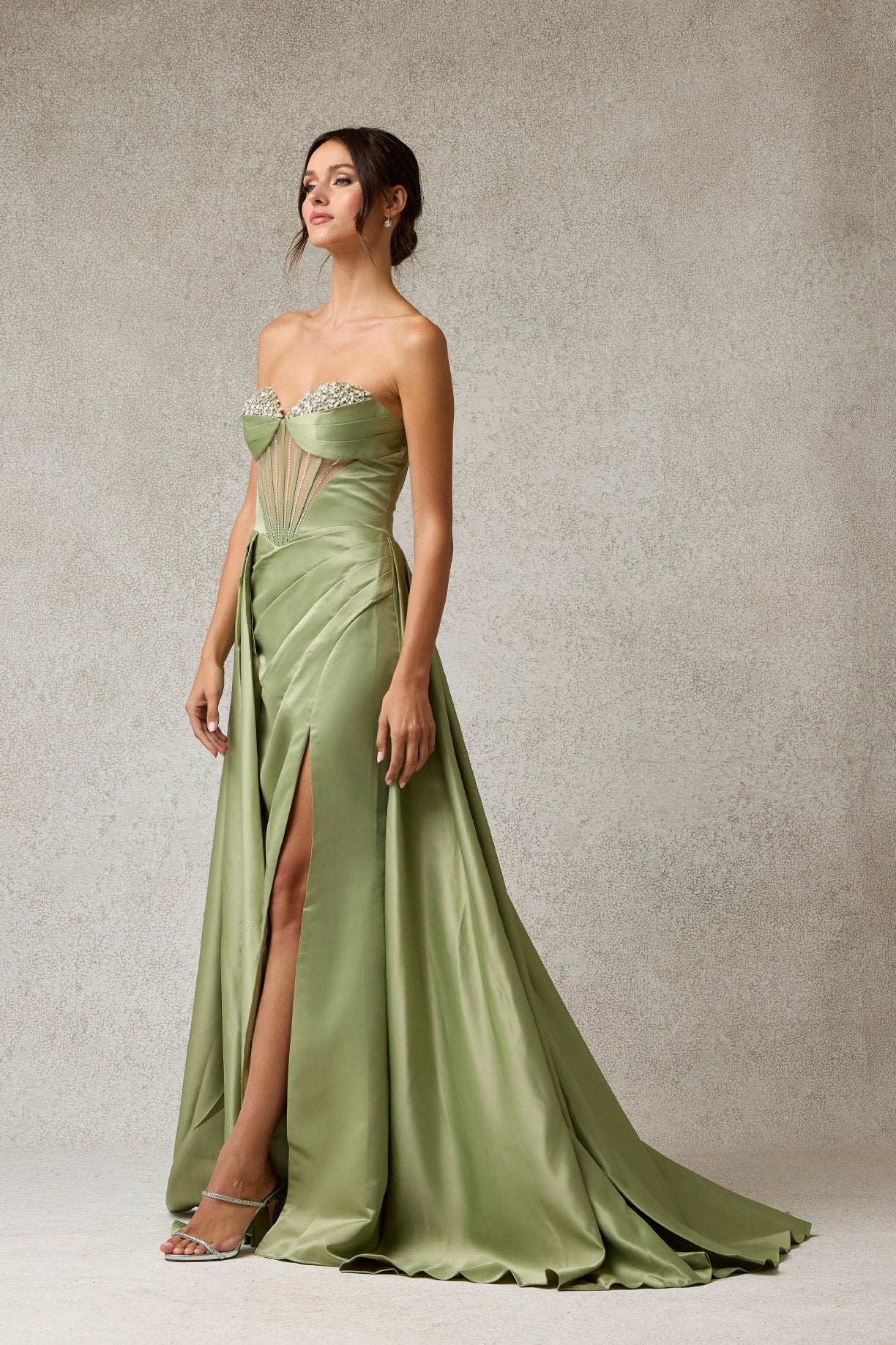 Vestido Línea A Sin Tirantes Con Abertura en la Perna y Con cordones enla Espalda Color Sage