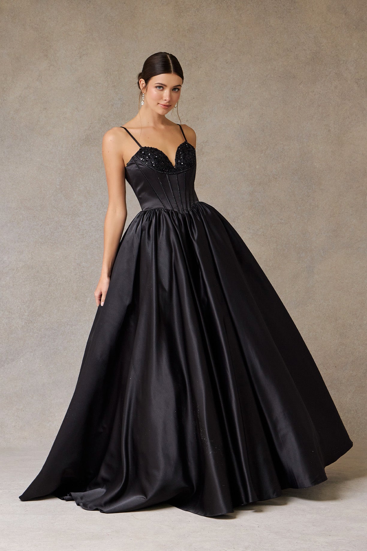 Vestido de Fiesta de Satén con Escote de Corazón Bordado con Cuentas, Cristales y Lentejuelas, Color Black