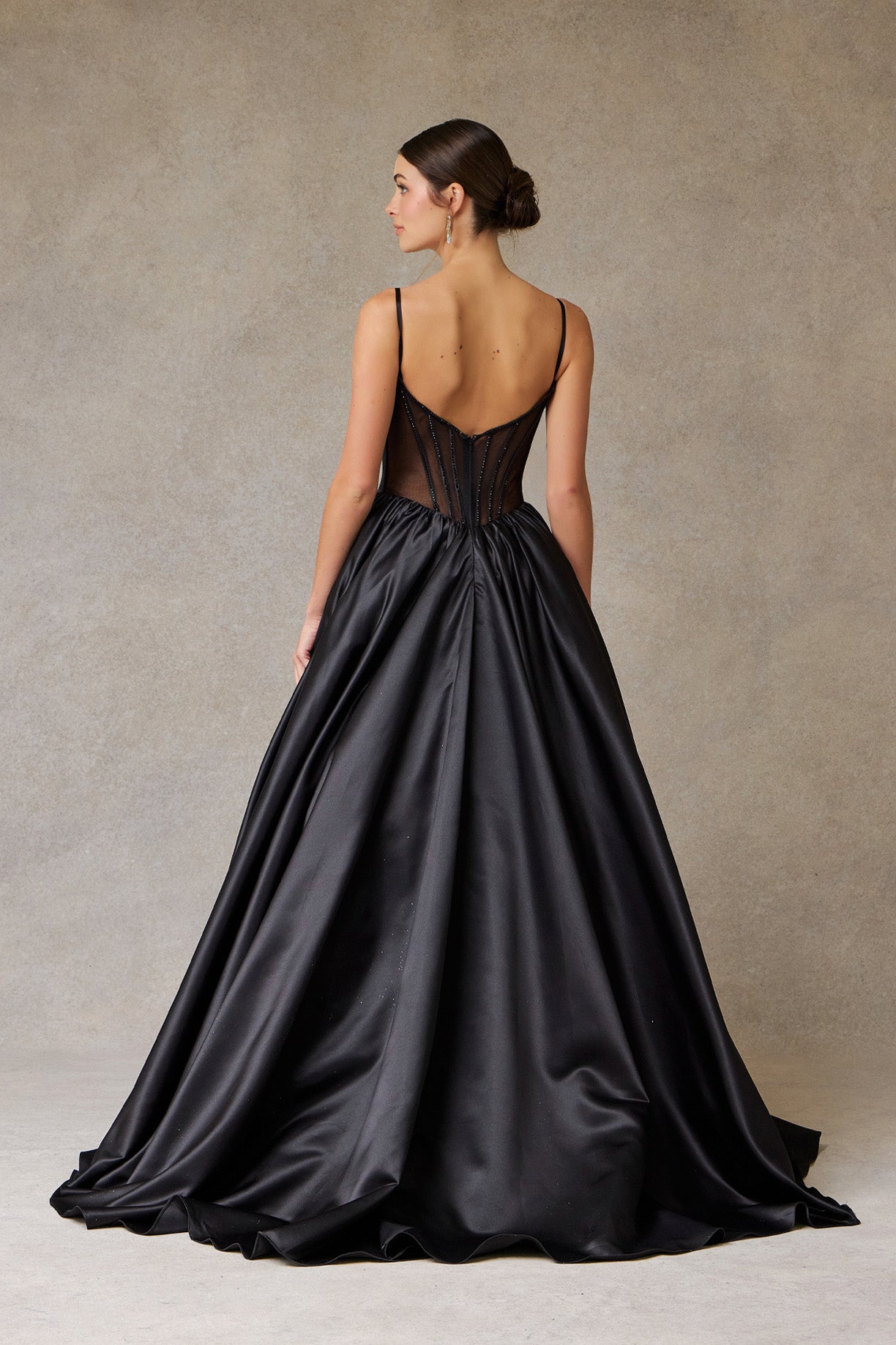 Vestido de Fiesta de Satén con Escote de Corazón Bordado con Cuentas, Cristales y Lentejuelas, Color Black