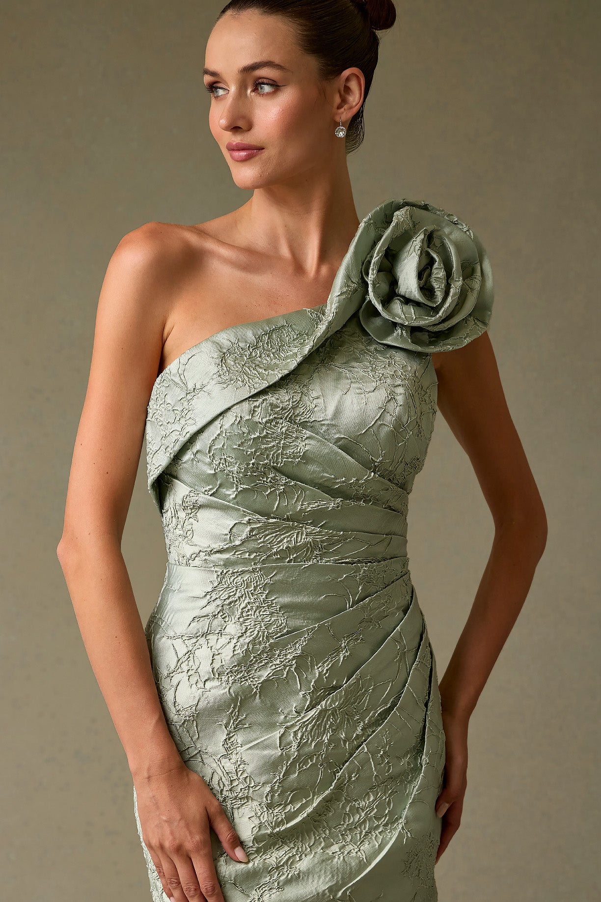 Vestido de Jacquard Estampado, Corte Sirena a un Solo Hombro con Detalla en Flor, Color Sage