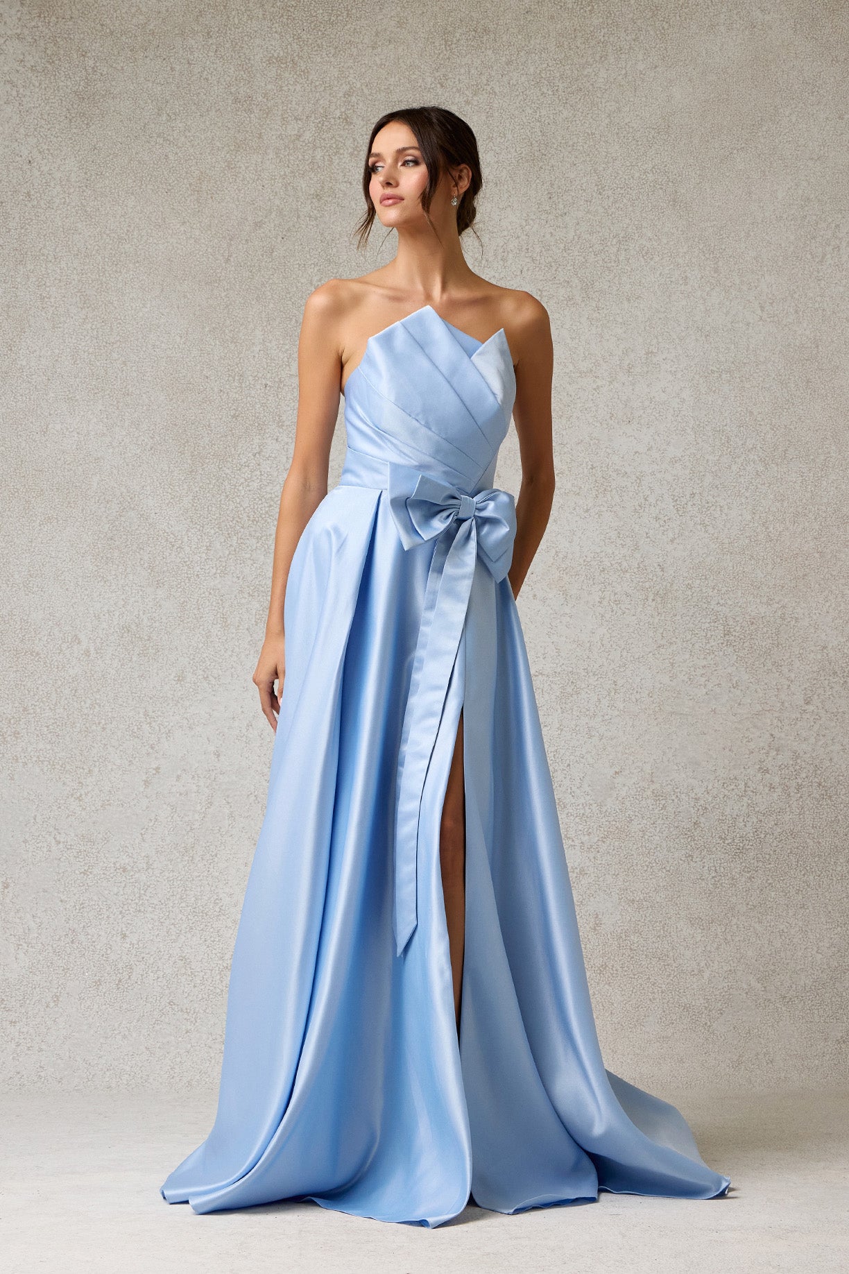 Vestido de Satén con Escote Drapeado y Detalle de Moño a Un Costado, Colores Ice Blue y Yellow