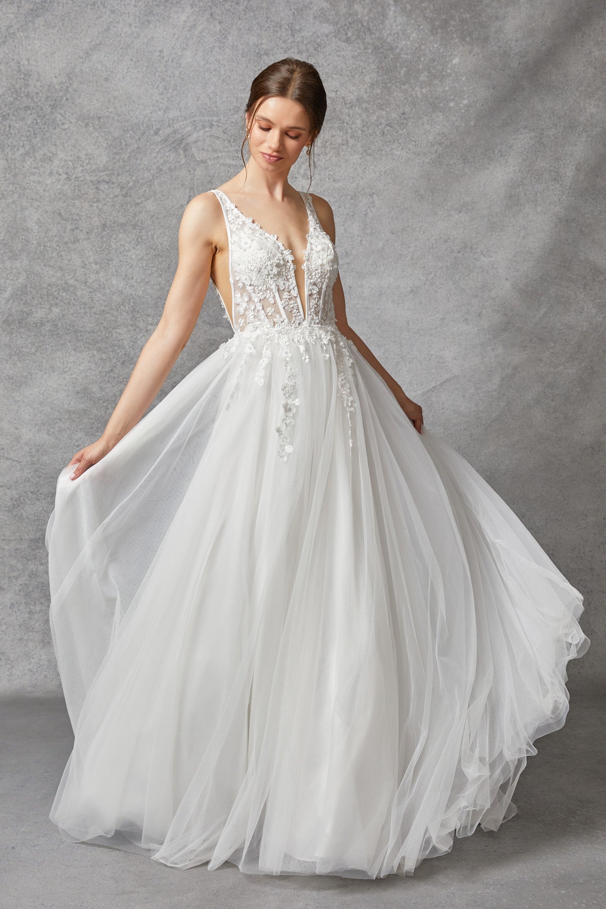 Vestido de Novia, Escote en Pico con Corse y con Tirantes.