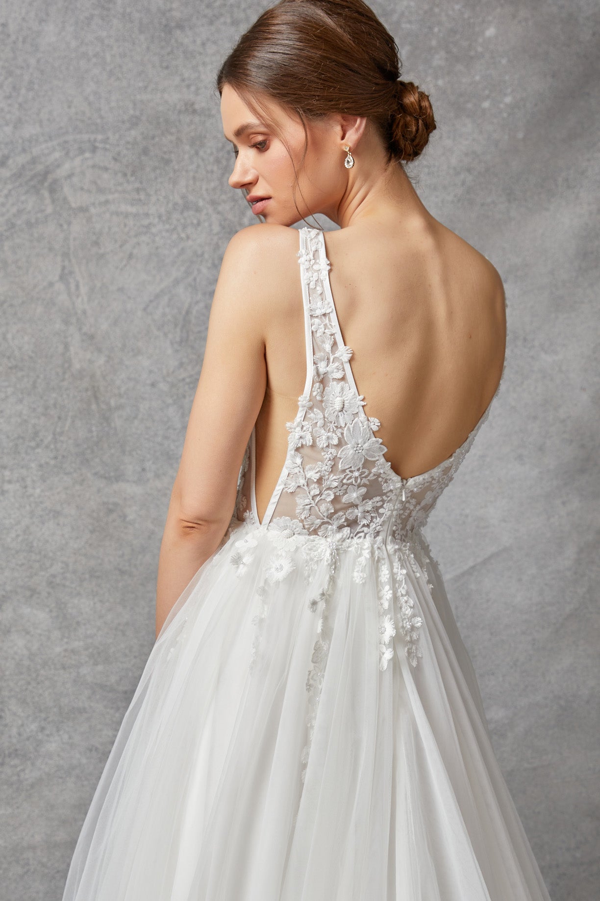 Vestido de Novia, Escote en Pico con Corse y con Tirantes.