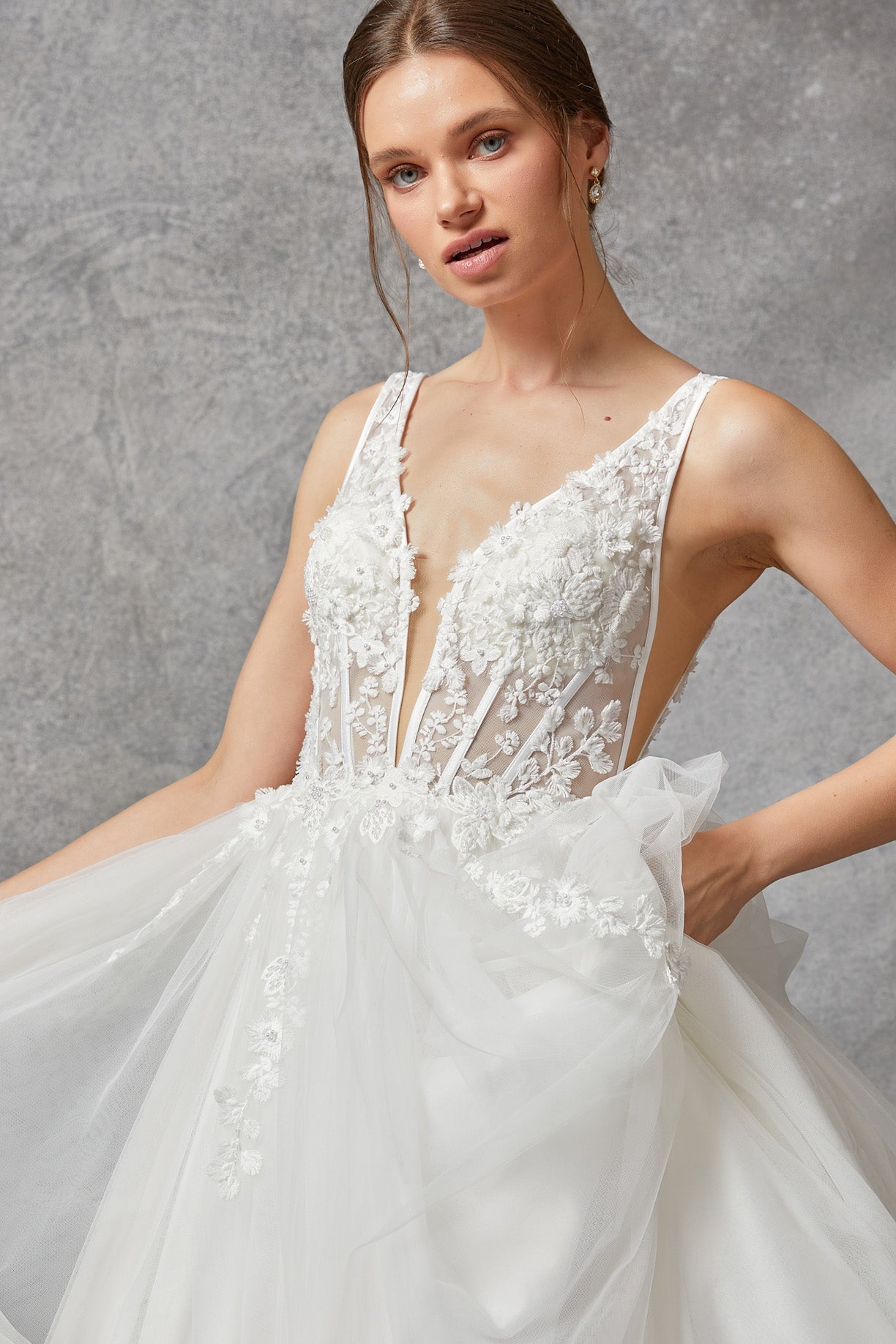 Vestido de Novia, Escote en Pico con Corse y con Tirantes.