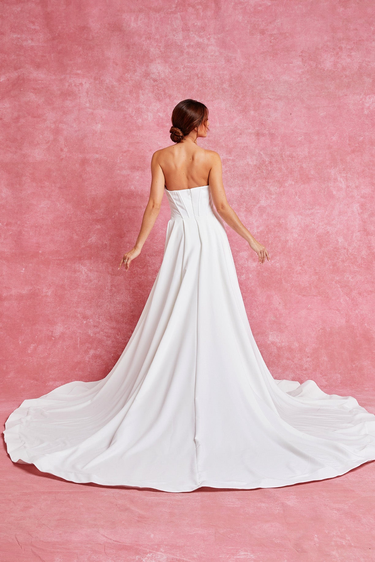 Vestido de Novia de Satín y Stretch con Abertura Color Off White.