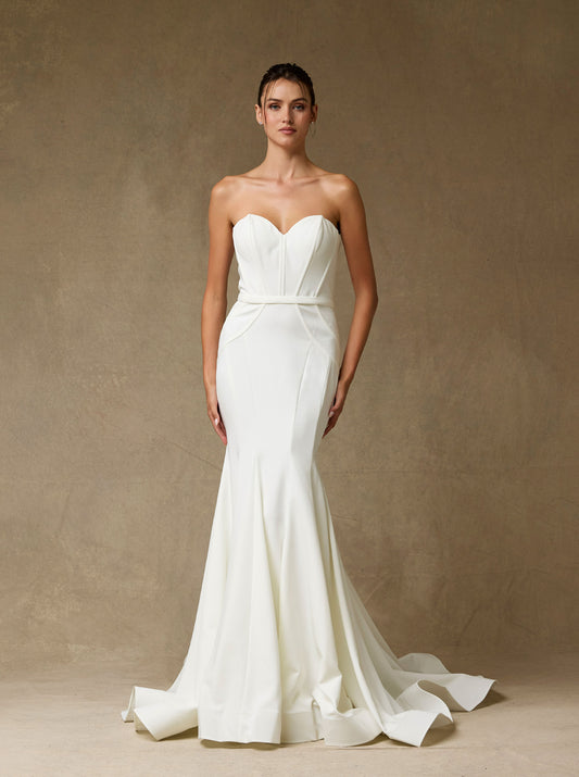 Vestido de Novia Corte Sirena Escote de Corazón, con Cauda y Botones en la Espalda, Color Off White