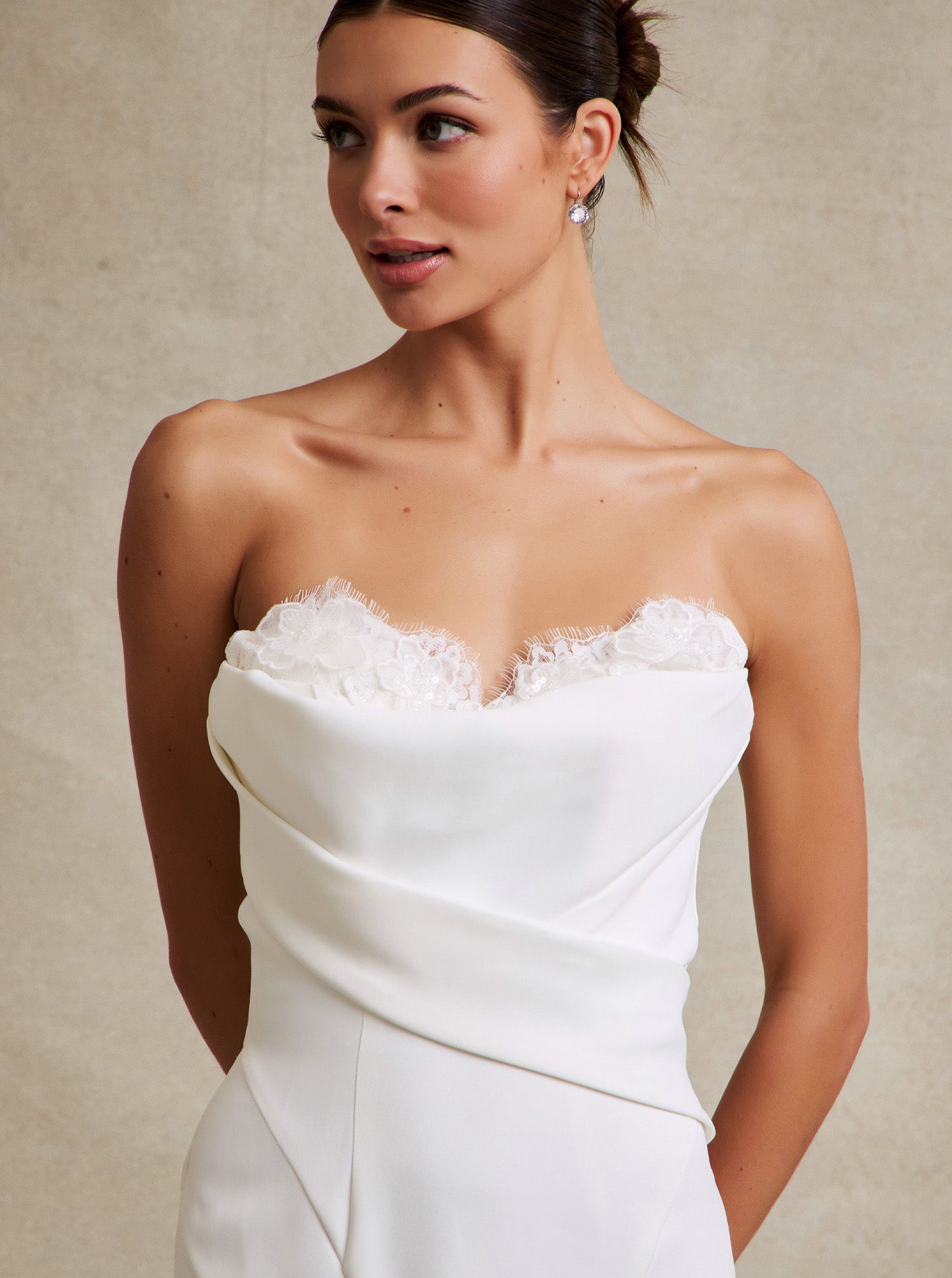 Vestido de Novia de Satén, Escote de Corazón con Detalles en Encaje y Lentejuelas, Color Off White