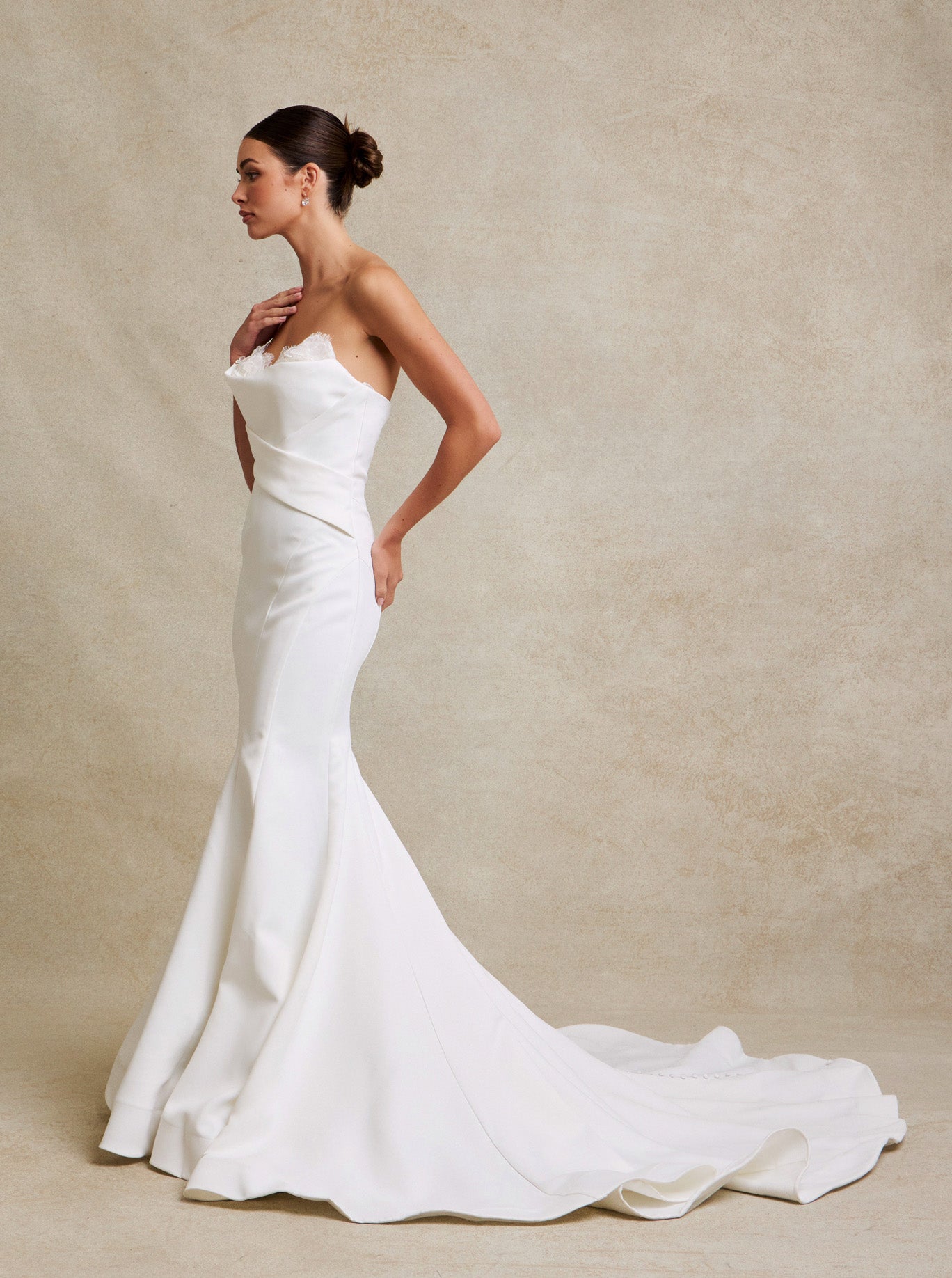 Vestido de Novia de Satén, Escote de Corazón con Detalles en Encaje y Lentejuelas, Color Off White