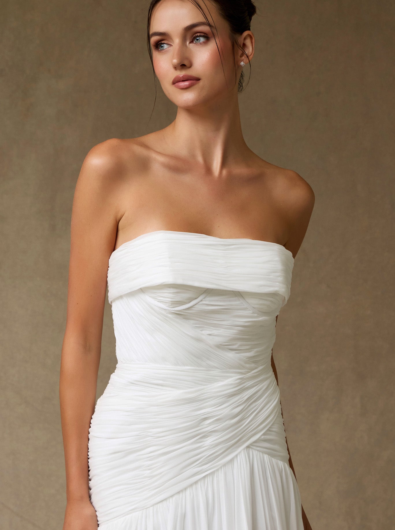 Vestido de Novia de Chiffon, Sin Tirantes y Escote Recto, Color Off White