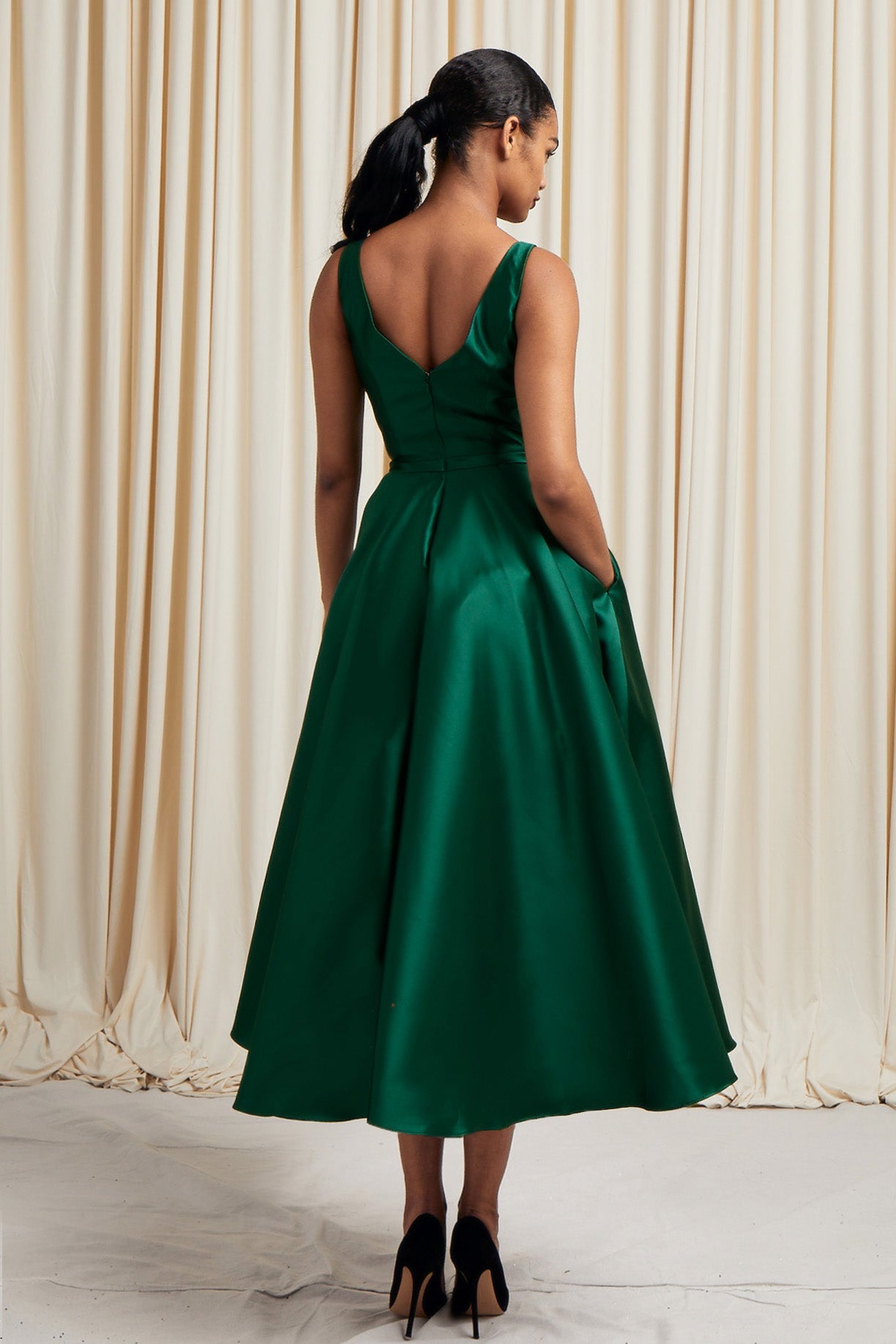 Vestido Corto Cuello V Sin Mangas (Varios Colores)