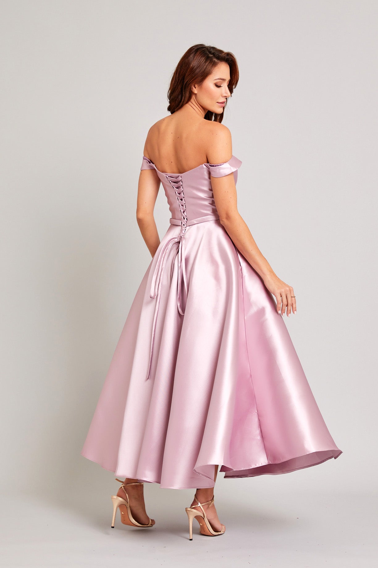 Vestido Corto Con Hombros Fuera En Línea A con Escote Corazón Color Mauve.