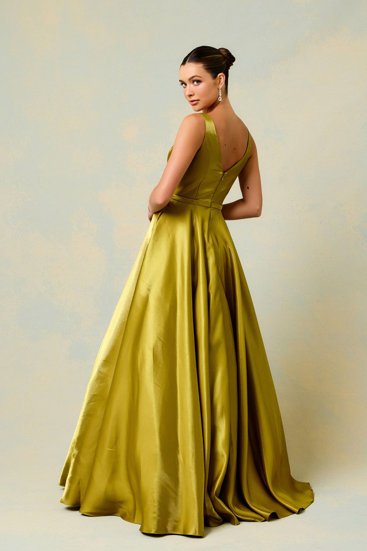 Vestido de Satén en línea A con Cuello V (Varios Colores)