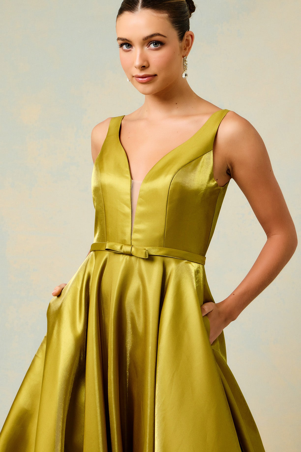 Vestido de Satén en línea A con Cuello V (Varios Colores)