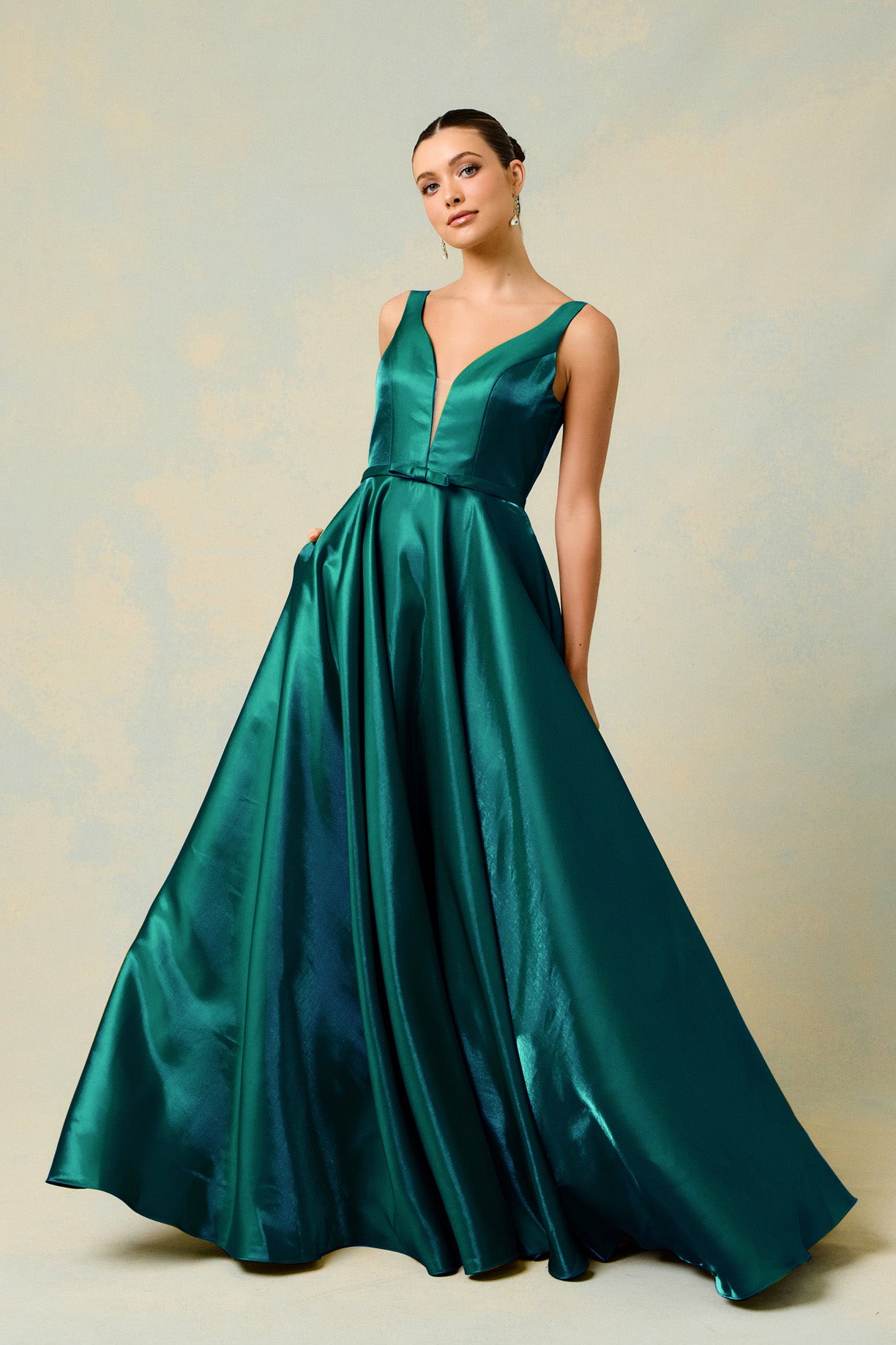 Vestido de Satén en línea A con Cuello V (Varios Colores)
