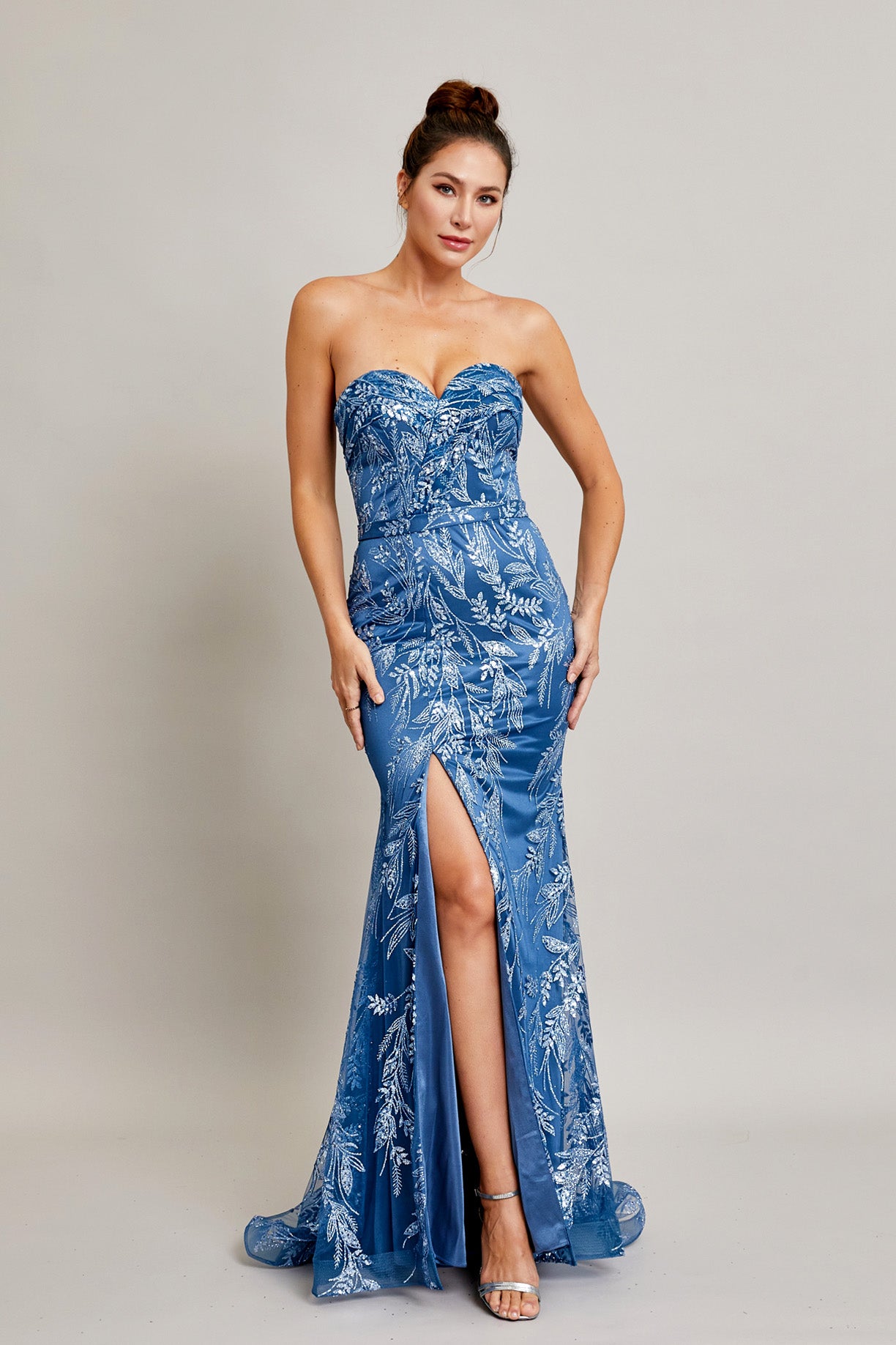 Vestido de Fiesta Hombros Fuera, Escote Corazón y Apertura Color Dark Ice Blue.