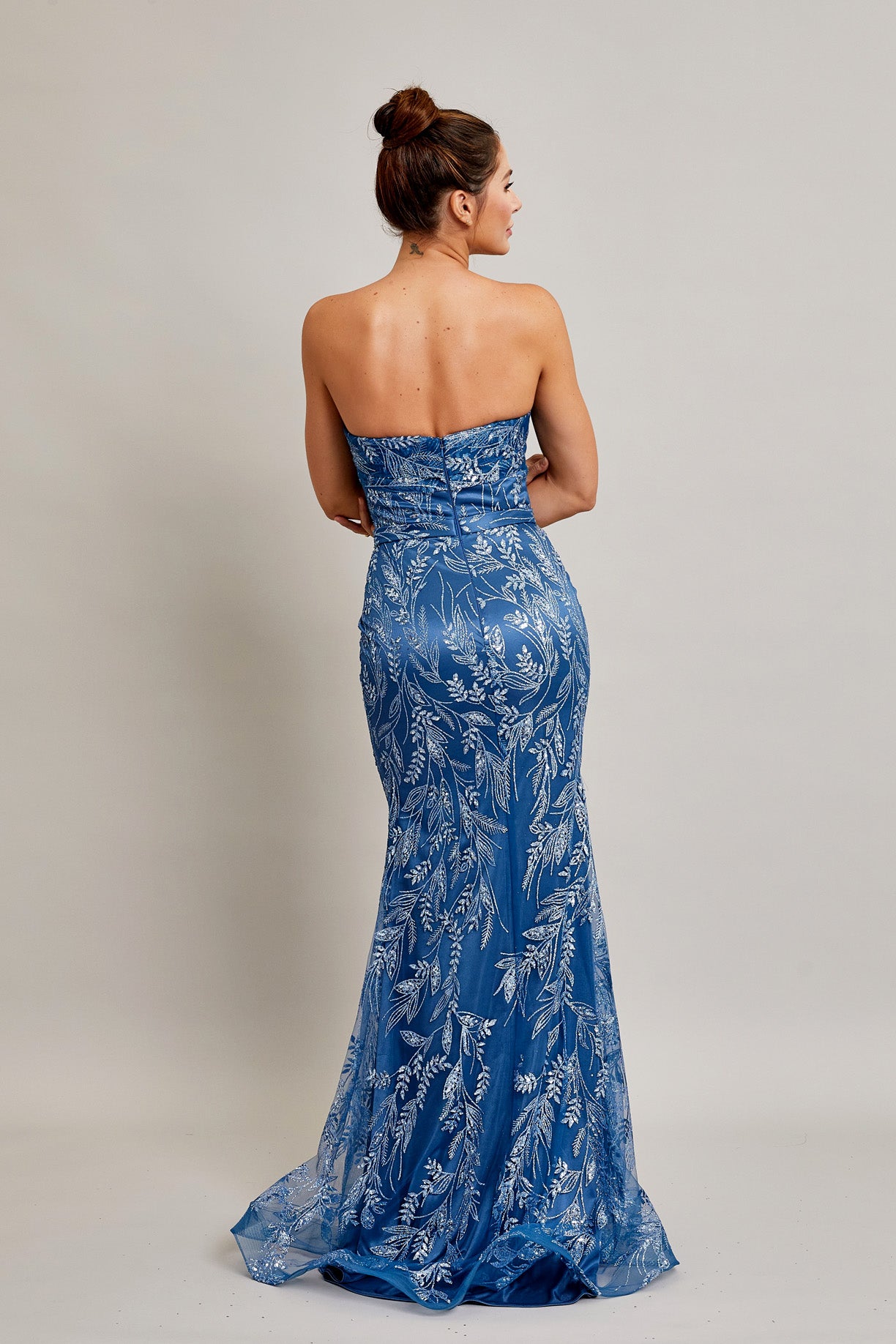 Vestido de Fiesta Hombros Fuera, Escote Corazón y Apertura Color Dark Ice Blue.