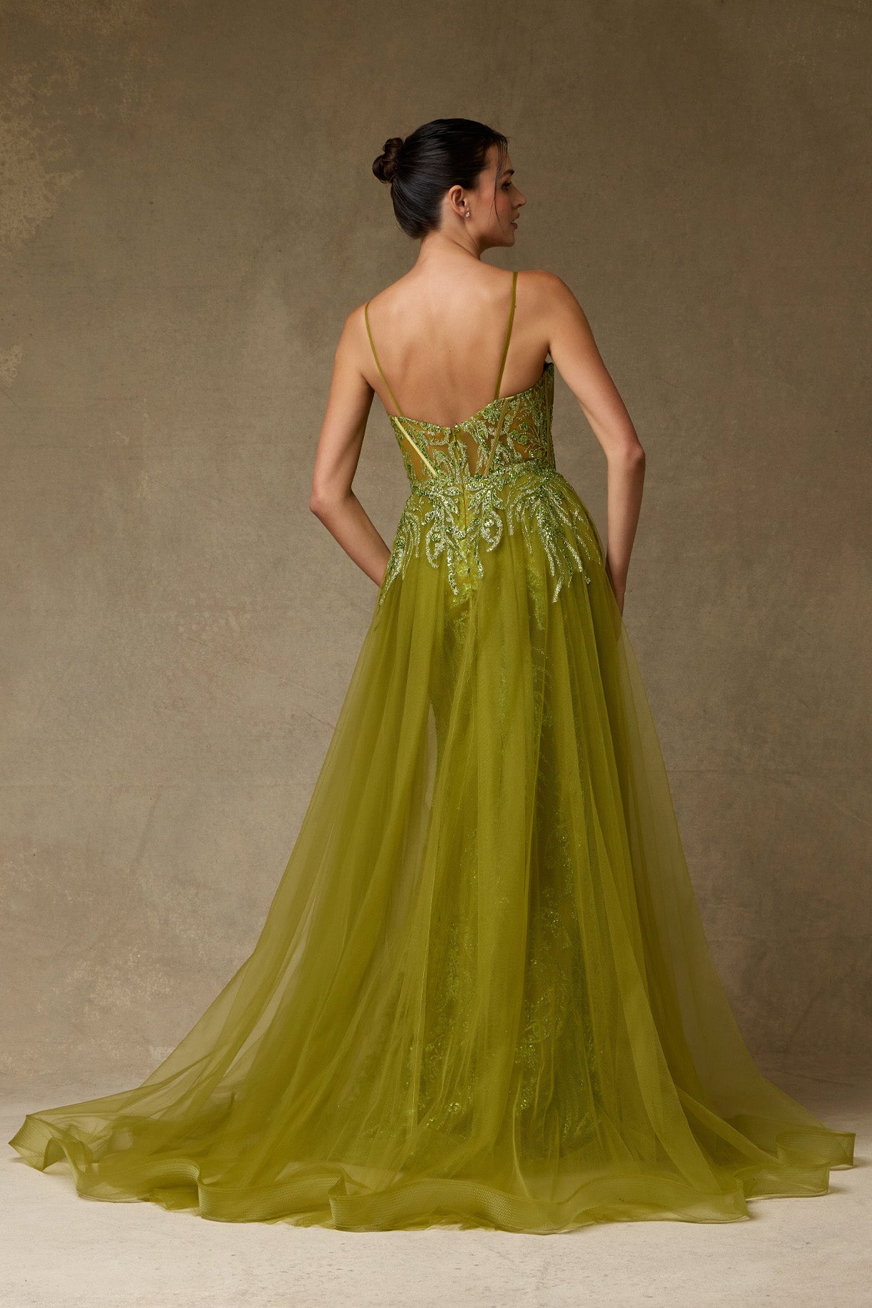 Vestido Con Tirantes Escoite Corazón y con Cola (Dos Colores)