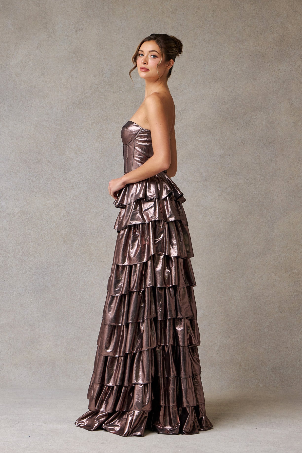 Vestido en Líea A Sin Tirantes de Color Bronze Metalizado.